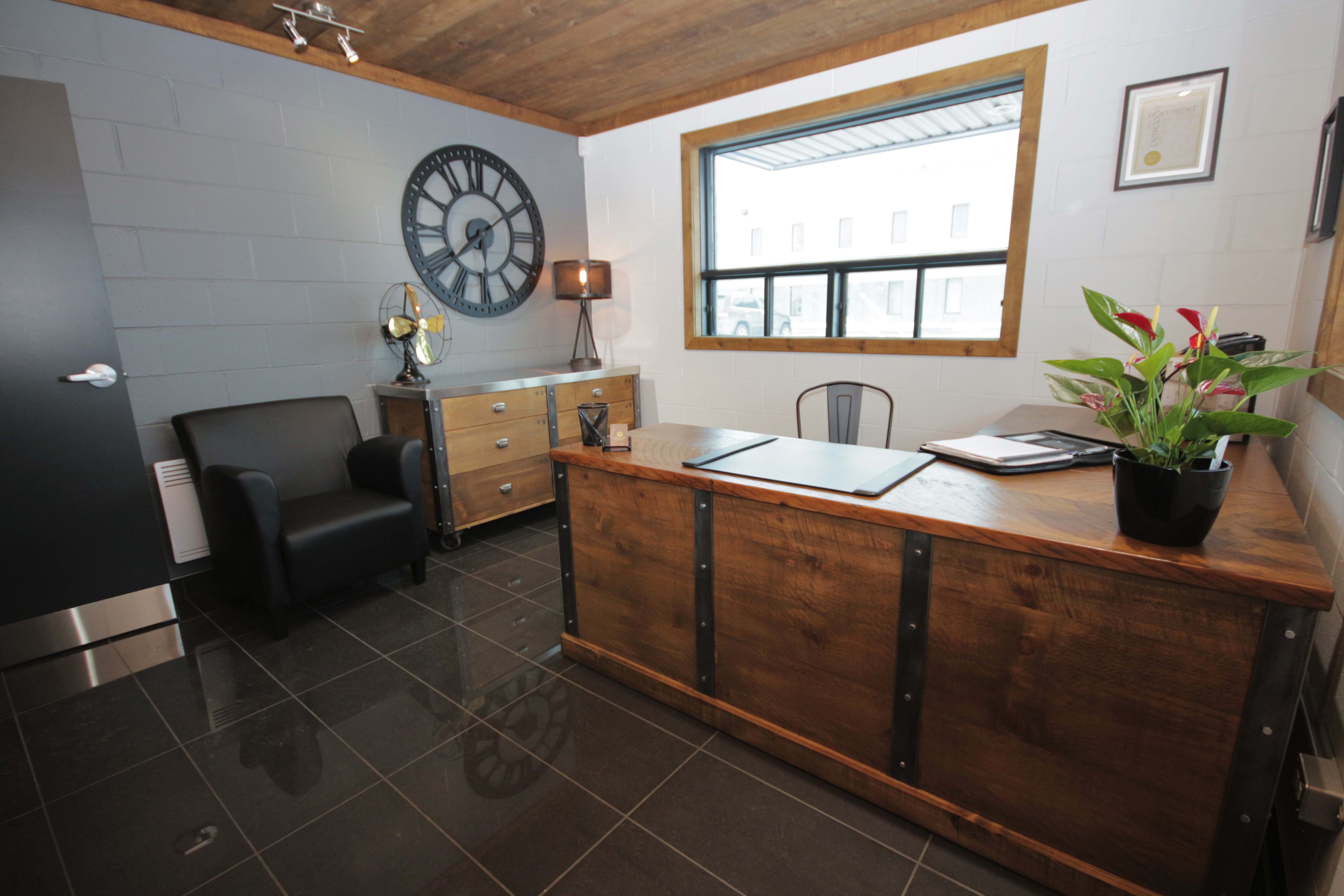 Bureau de travail style industriel à Québec