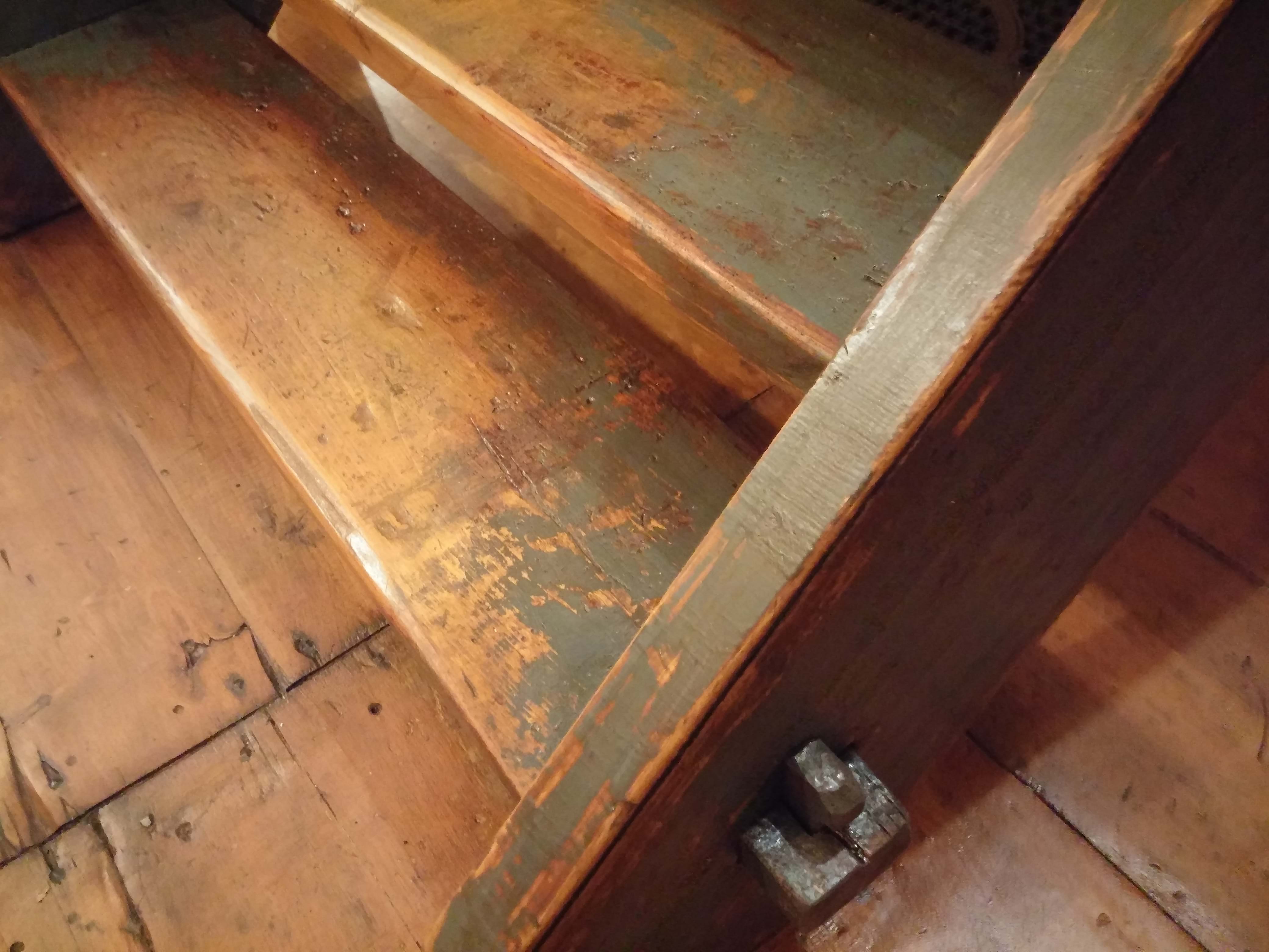 Escalier de meunier à Lavaltrie dans un ancien magasin général de 1790.