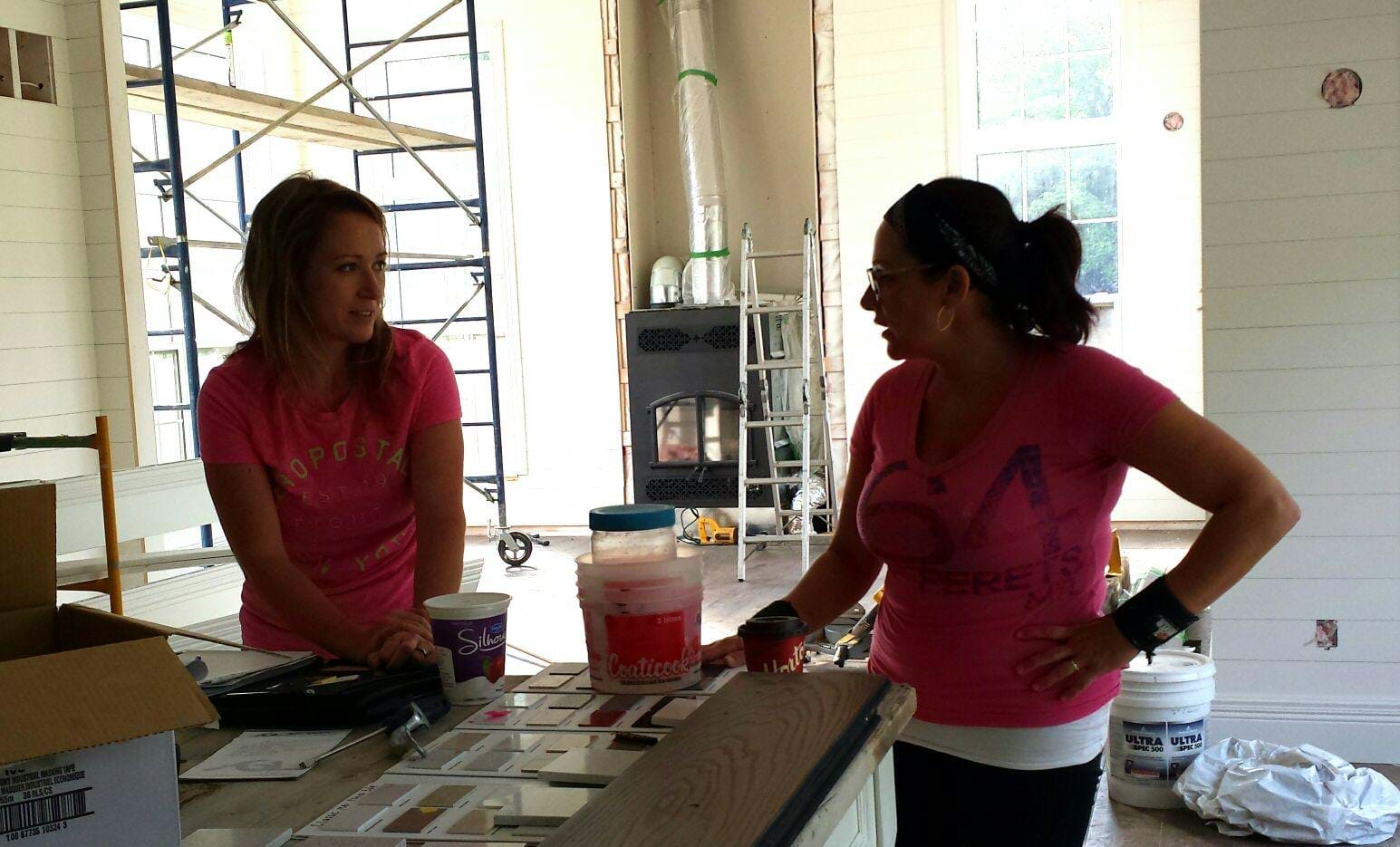 Salle familiale avec plafond cathédrale et foyer de pierre taillées.