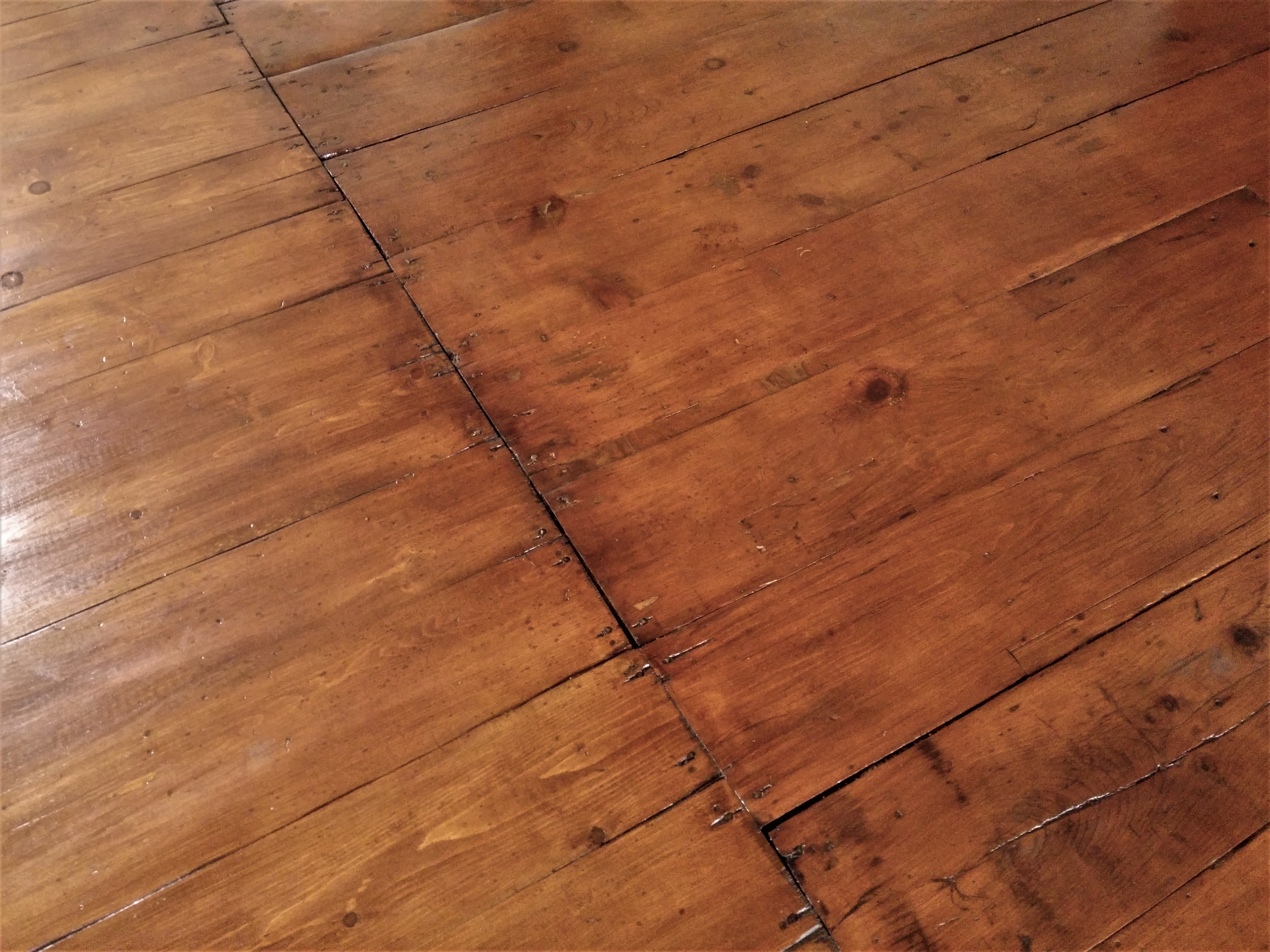 Plancher antique chez Chester Collectionneur