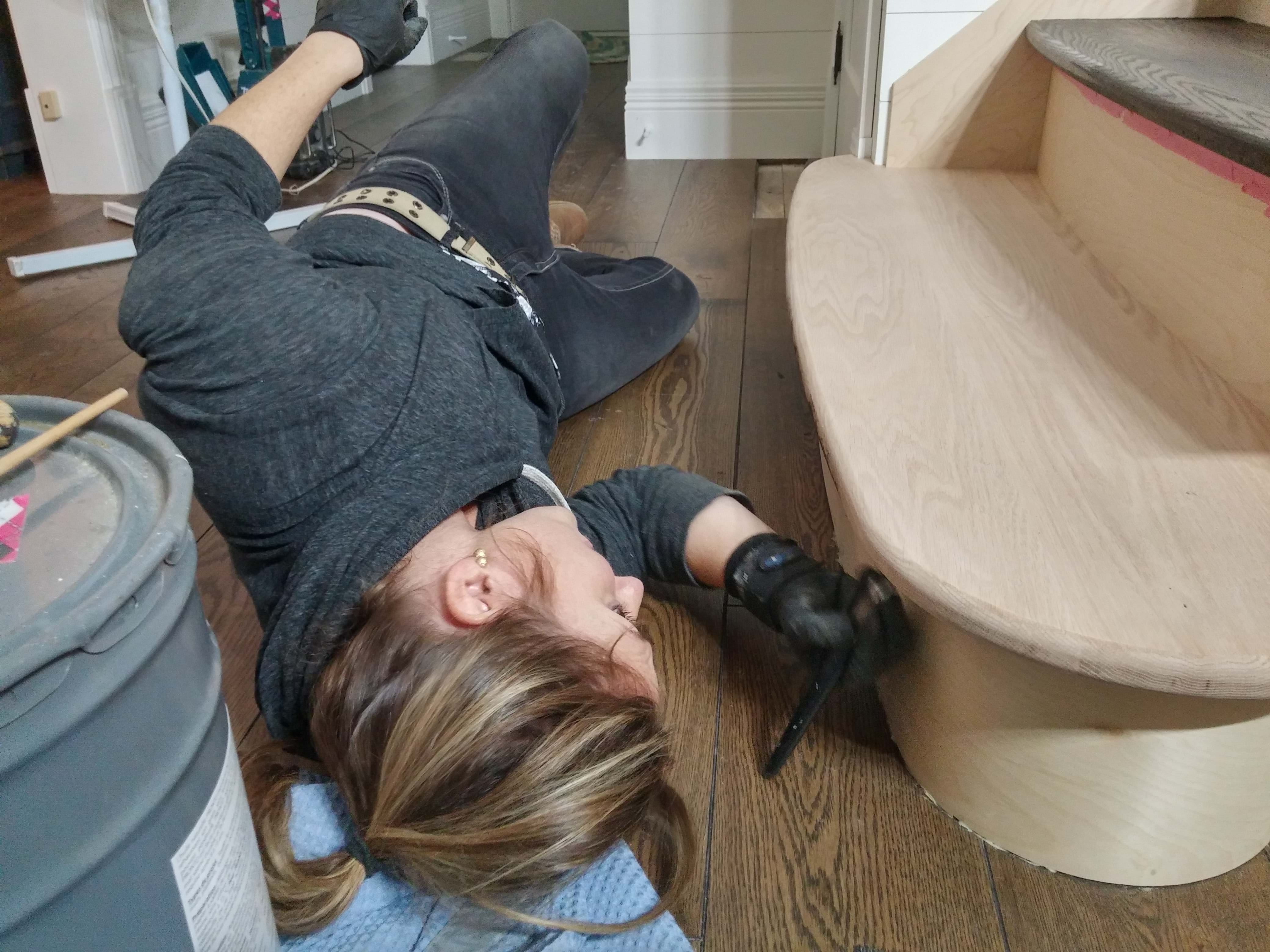 Escalier principal blanc et chêne antiqué