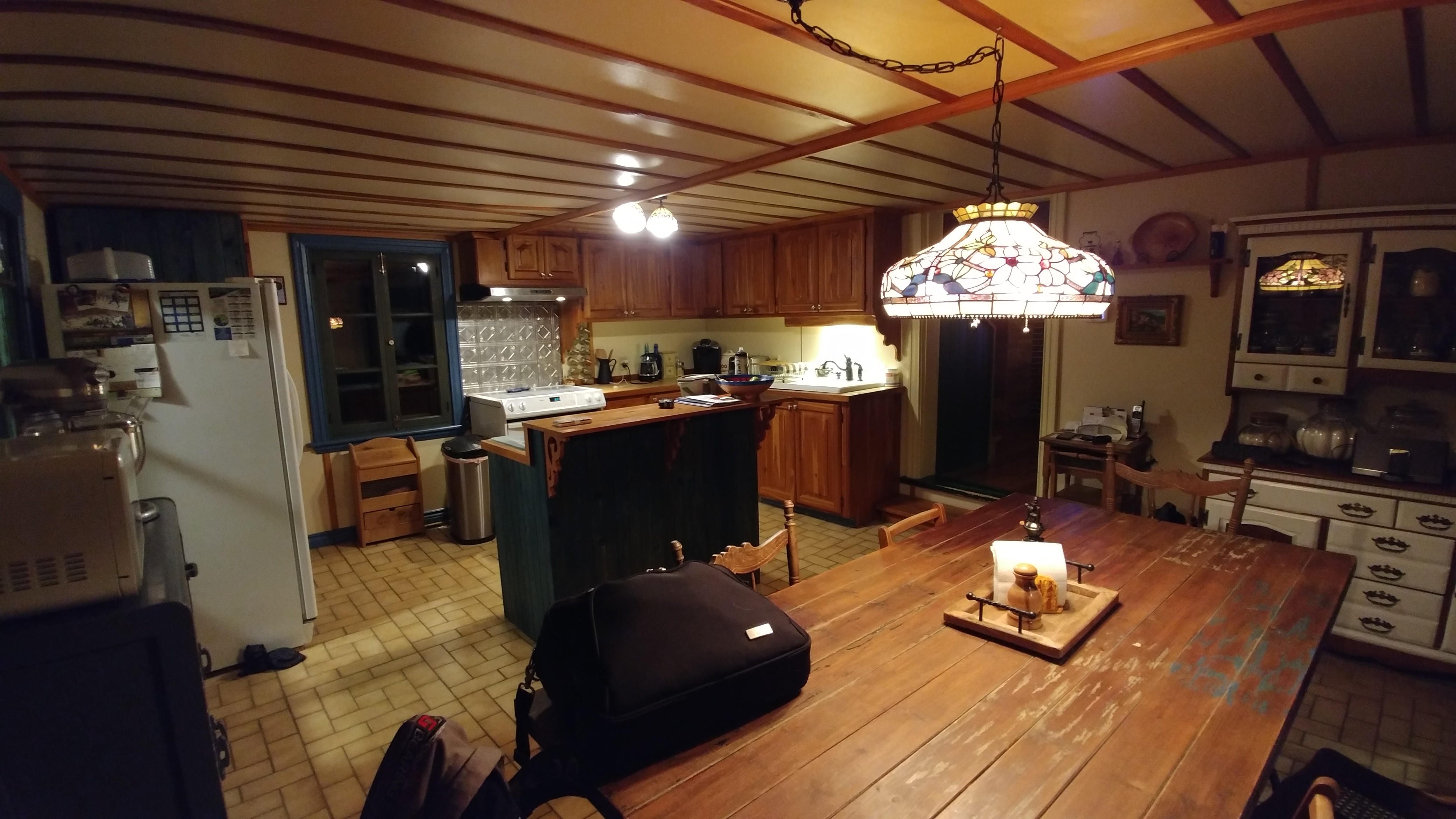 Cuisine blanc antique à Sainte-Adèle