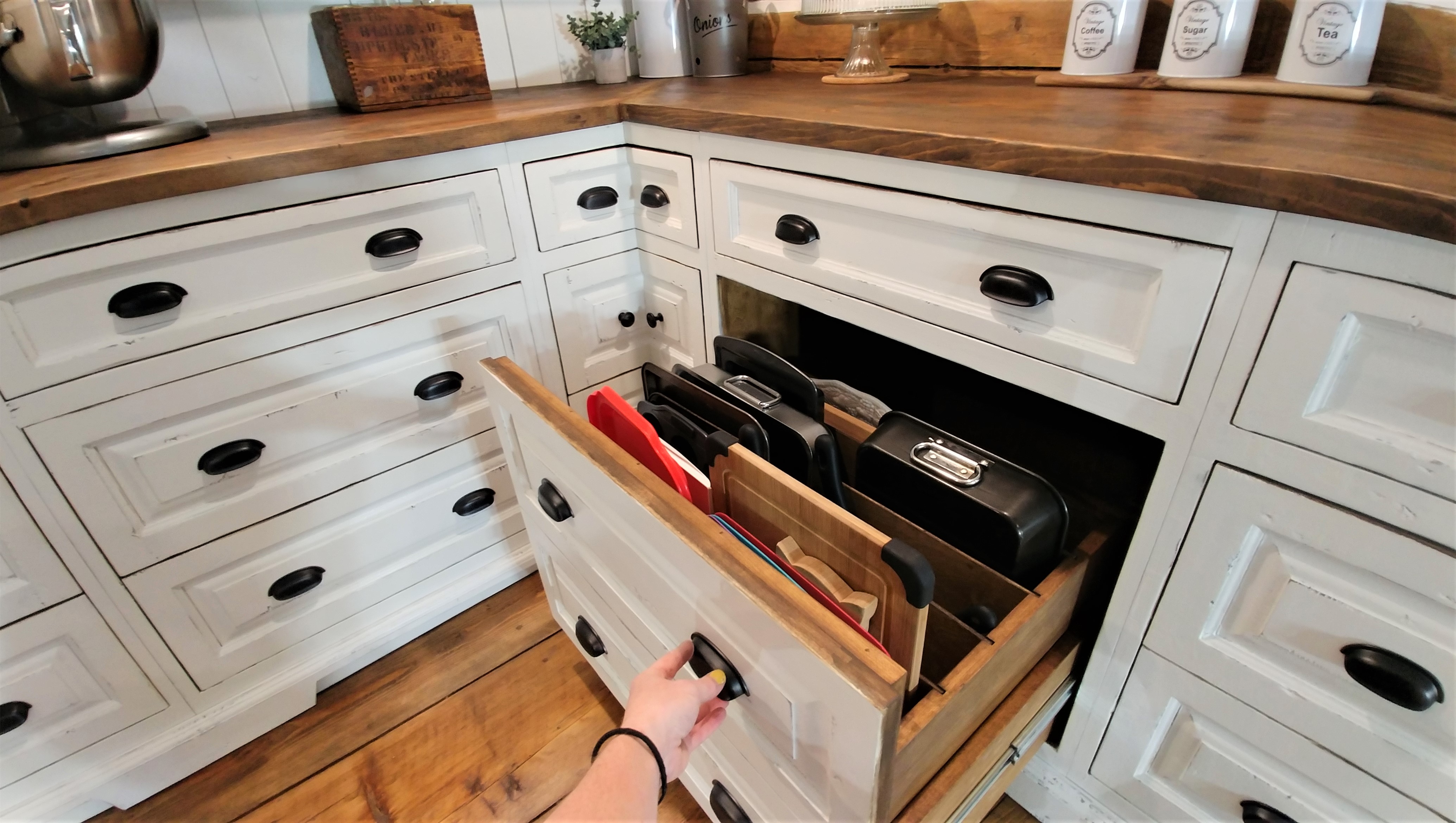 Cuisine blanc antique à Sainte-Adèle