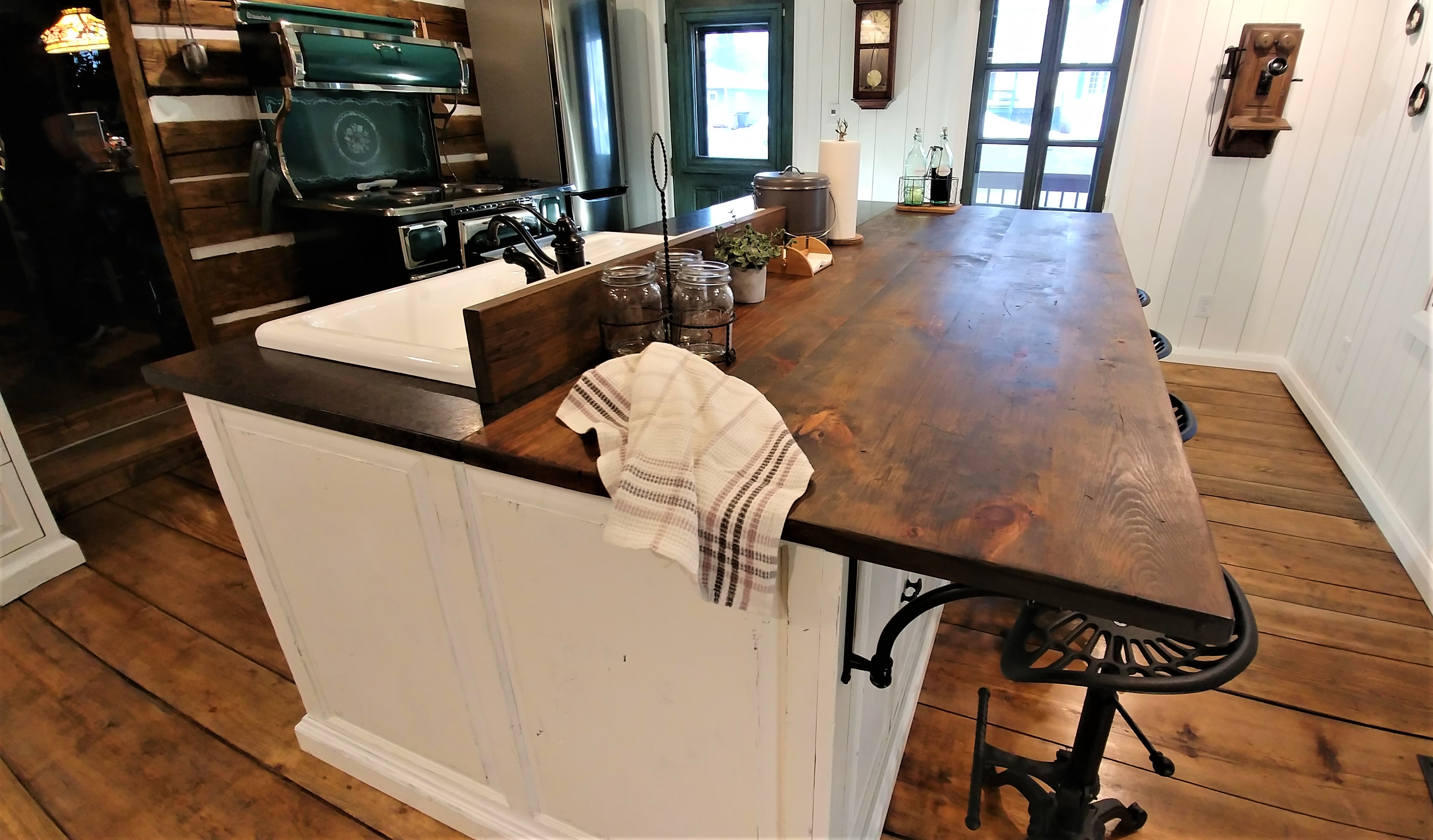 Cuisine blanc antique à Sainte-Adèle