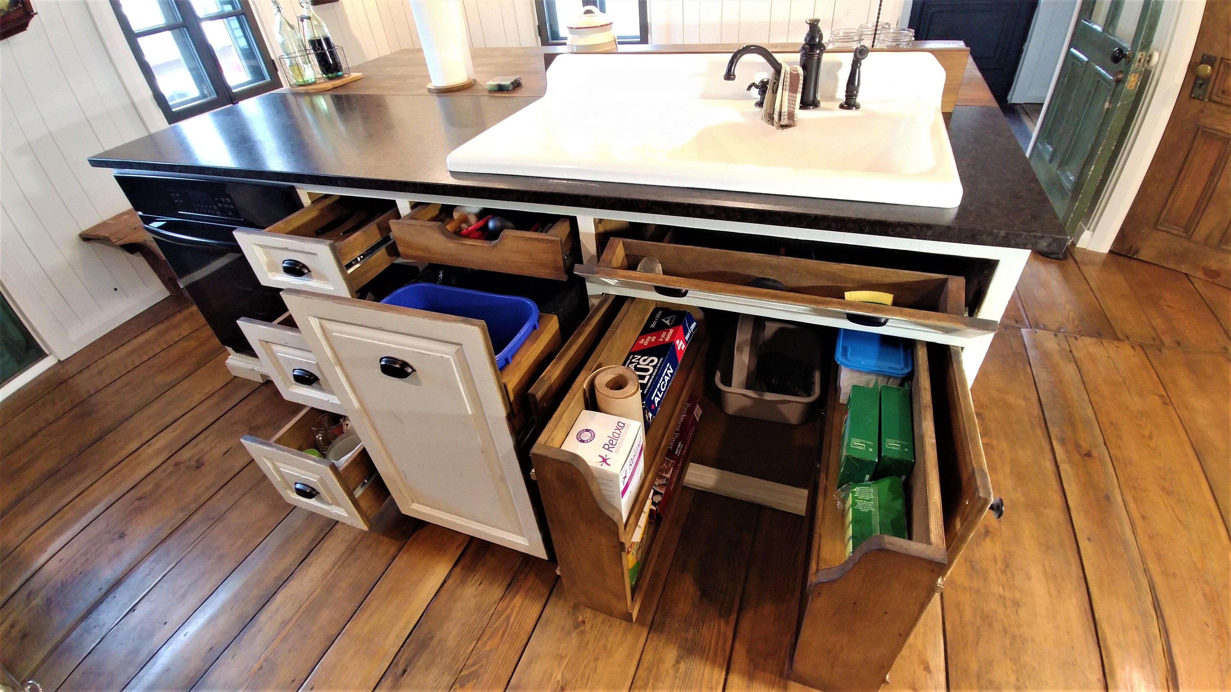 Cuisine blanc antique à Sainte-Adèle