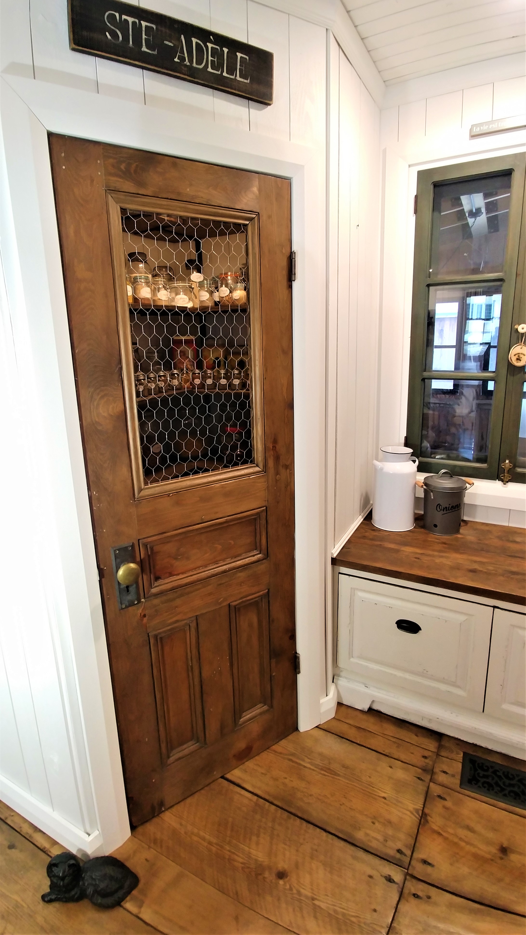 Cuisine blanc antique à Sainte-Adèle