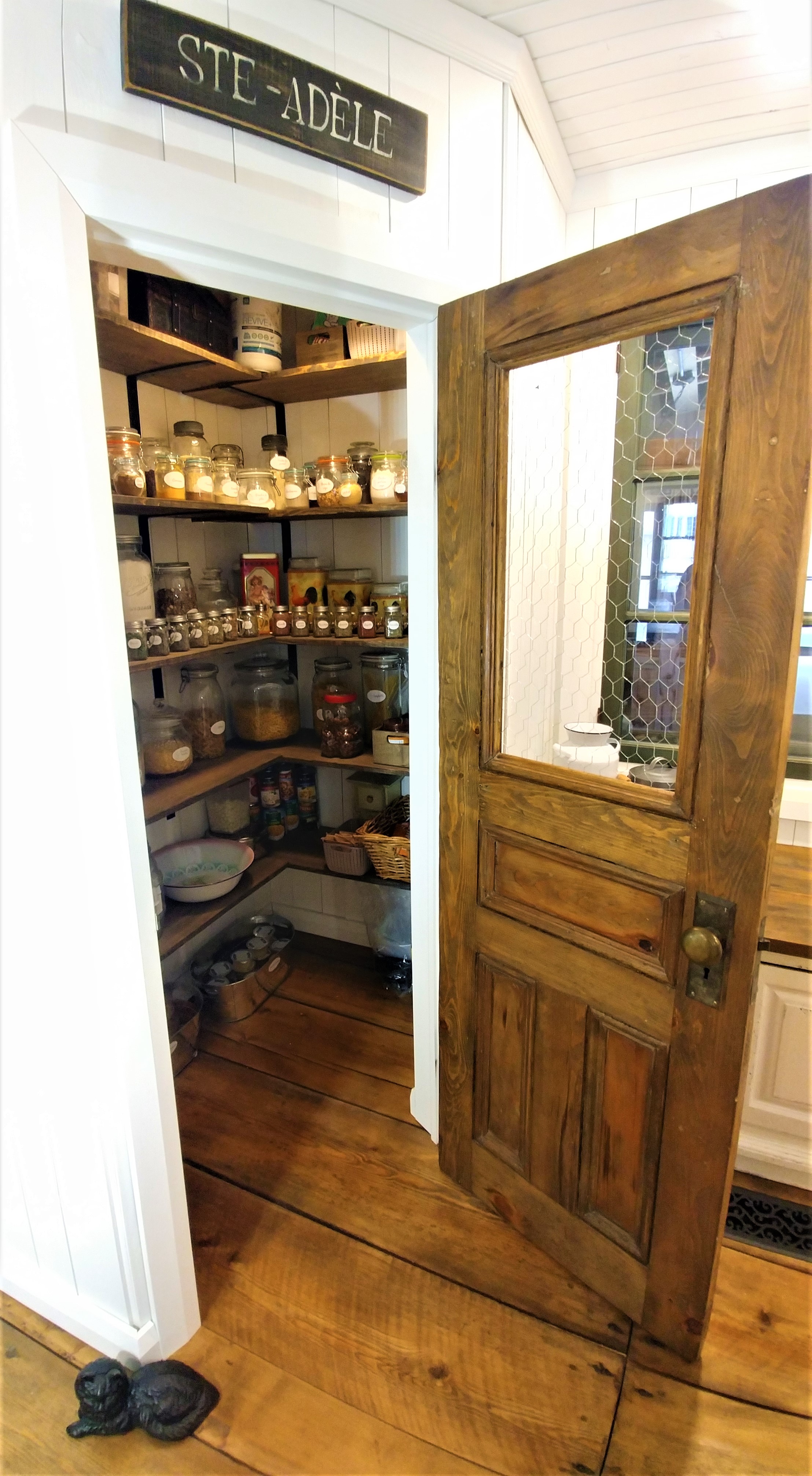 Cuisine blanc antique à Sainte-Adèle