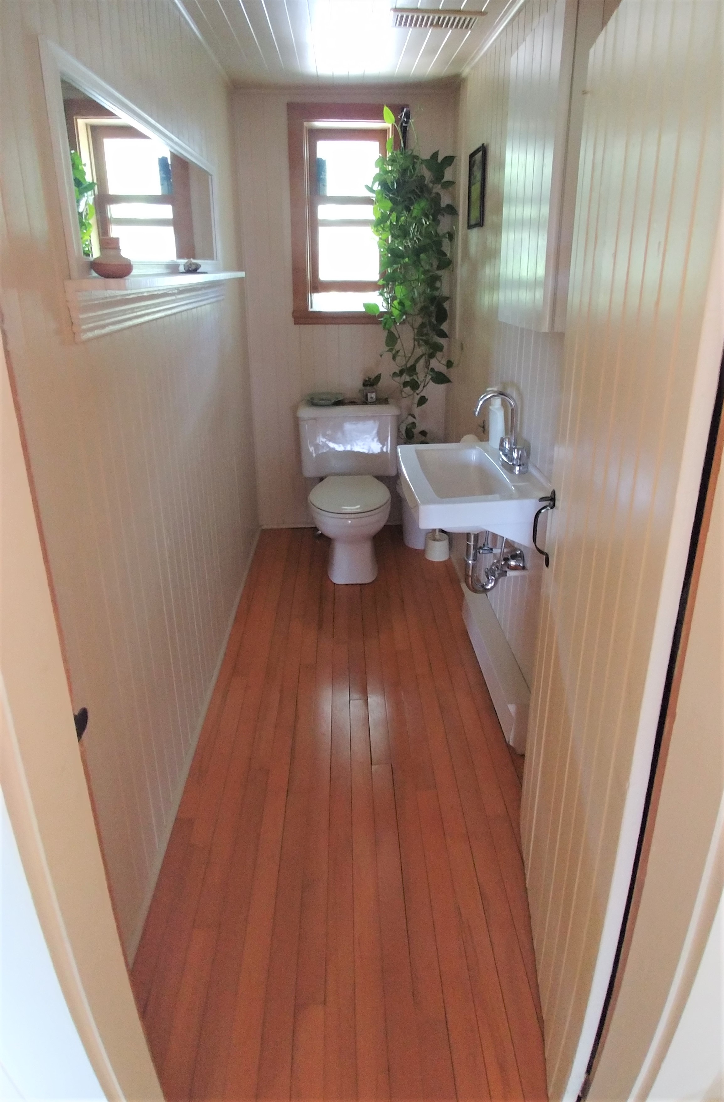 Petite salle d'eau avec plancher antique au pochoir.