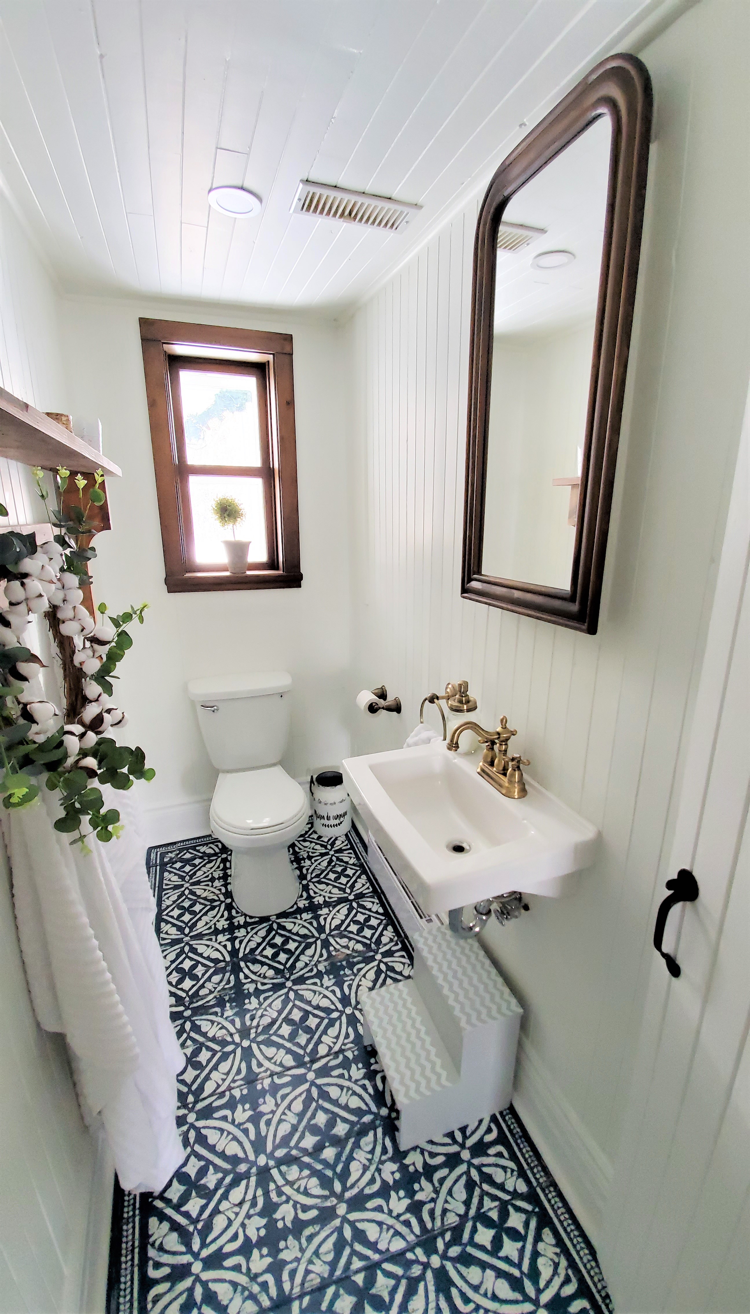 Petite salle d'eau avec plancher antique au pochoir.