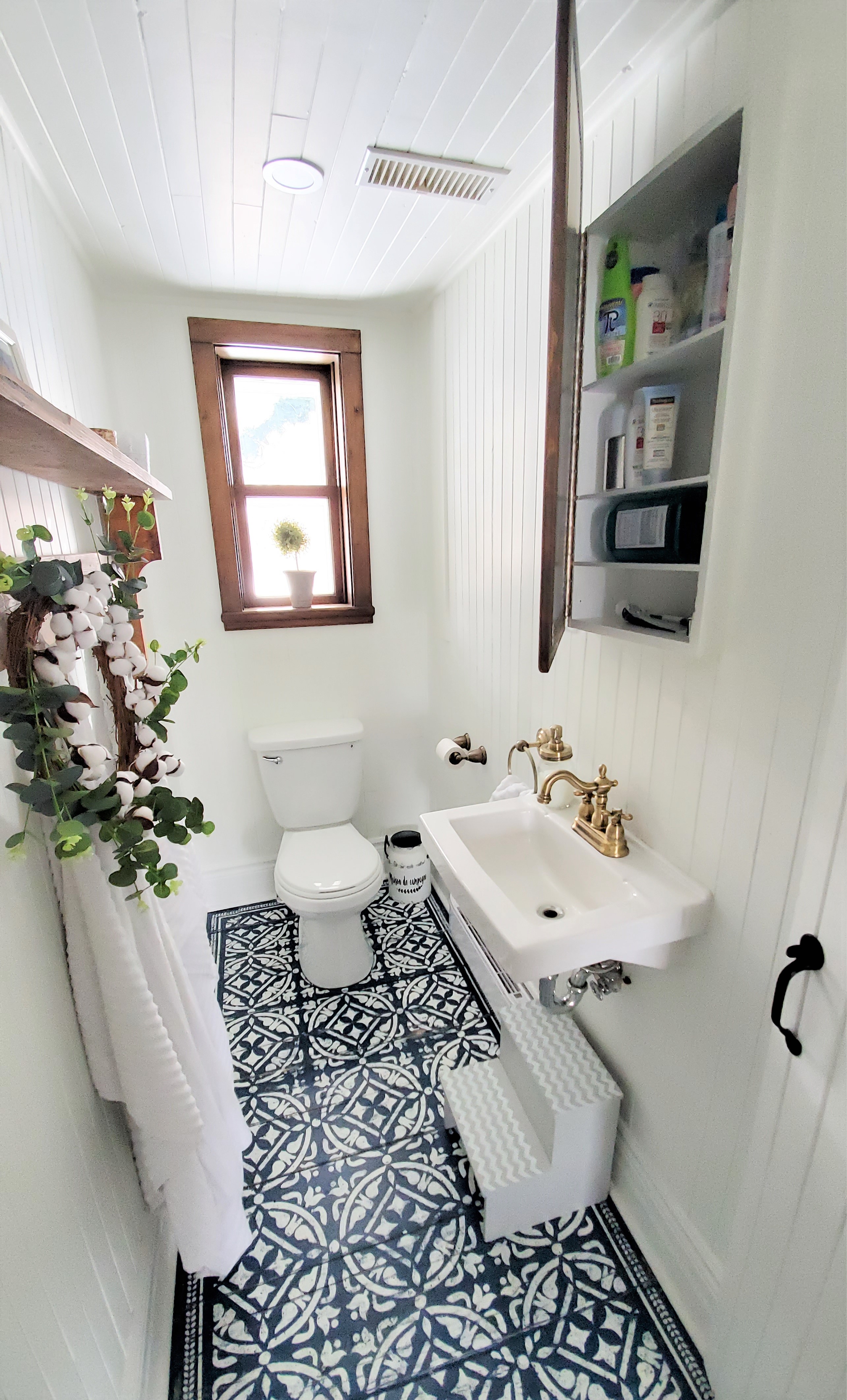 Petite salle d'eau avec plancher antique au pochoir.