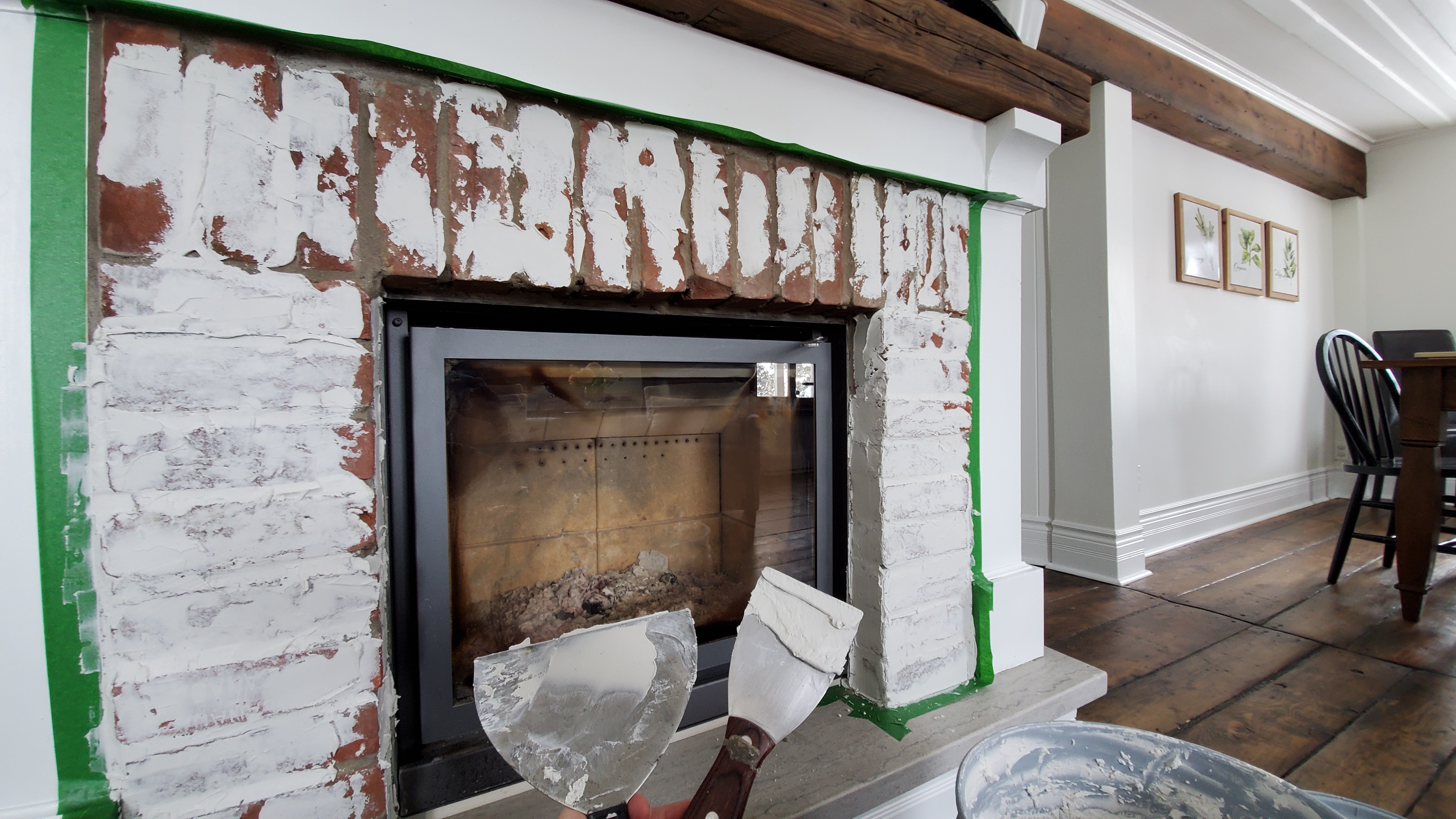 Foyer central avec vieilles briques chaulées