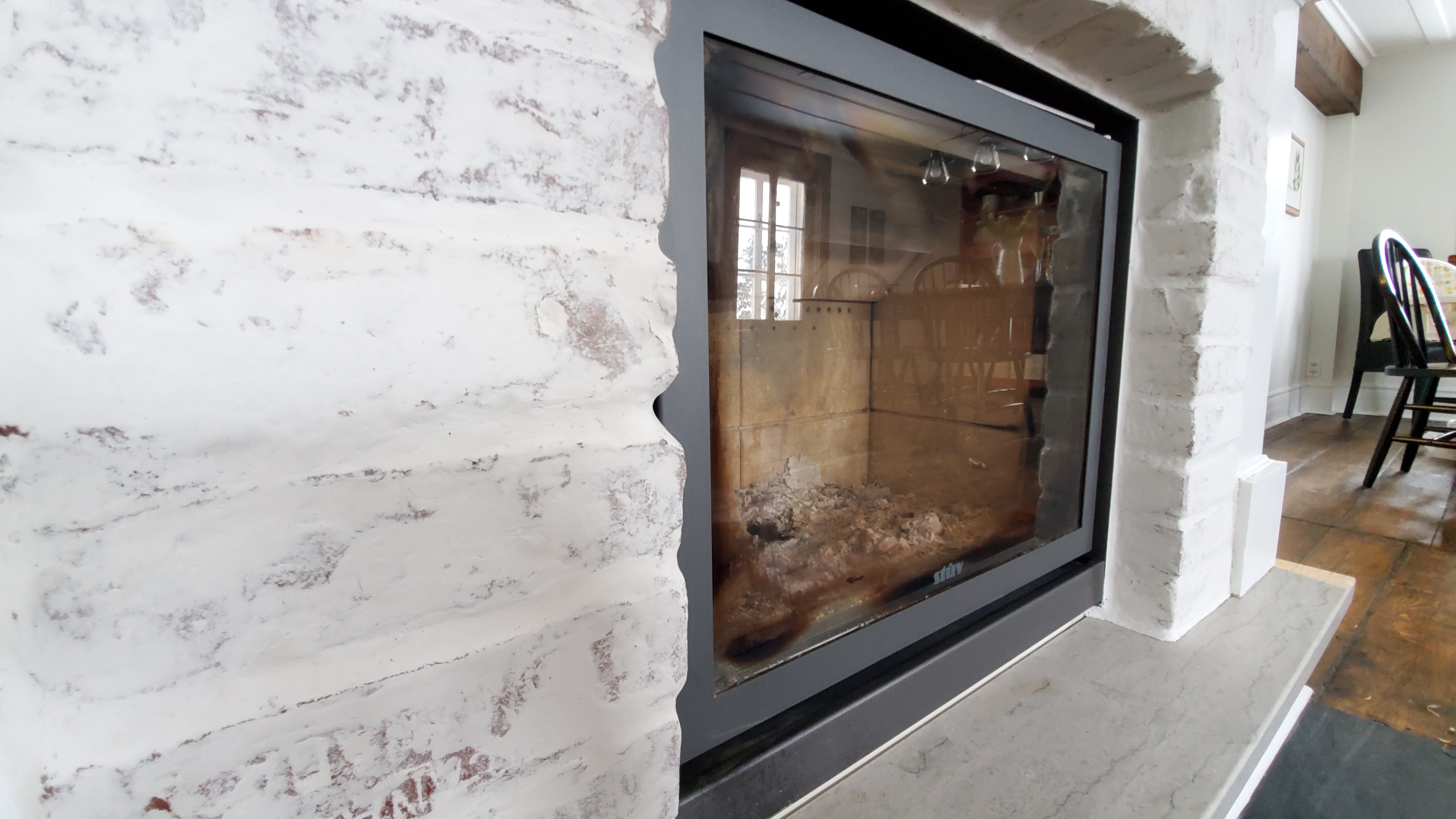 Foyer central avec vieilles briques chaulées