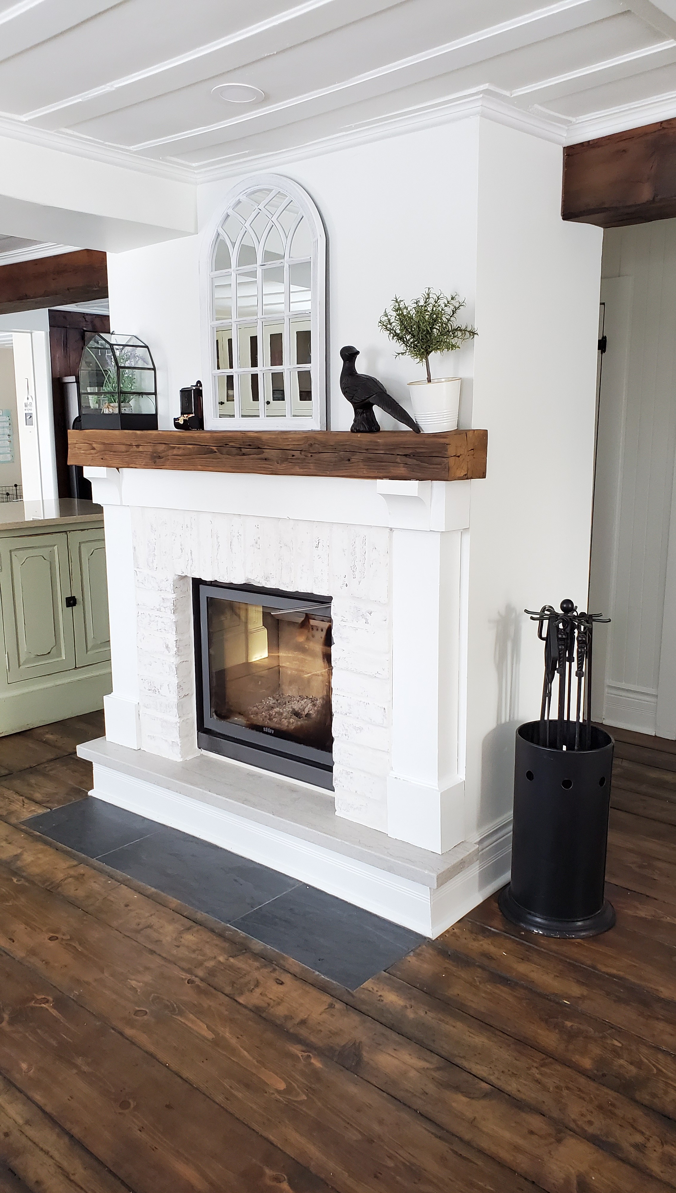 Foyer central avec vieilles briques chaulées