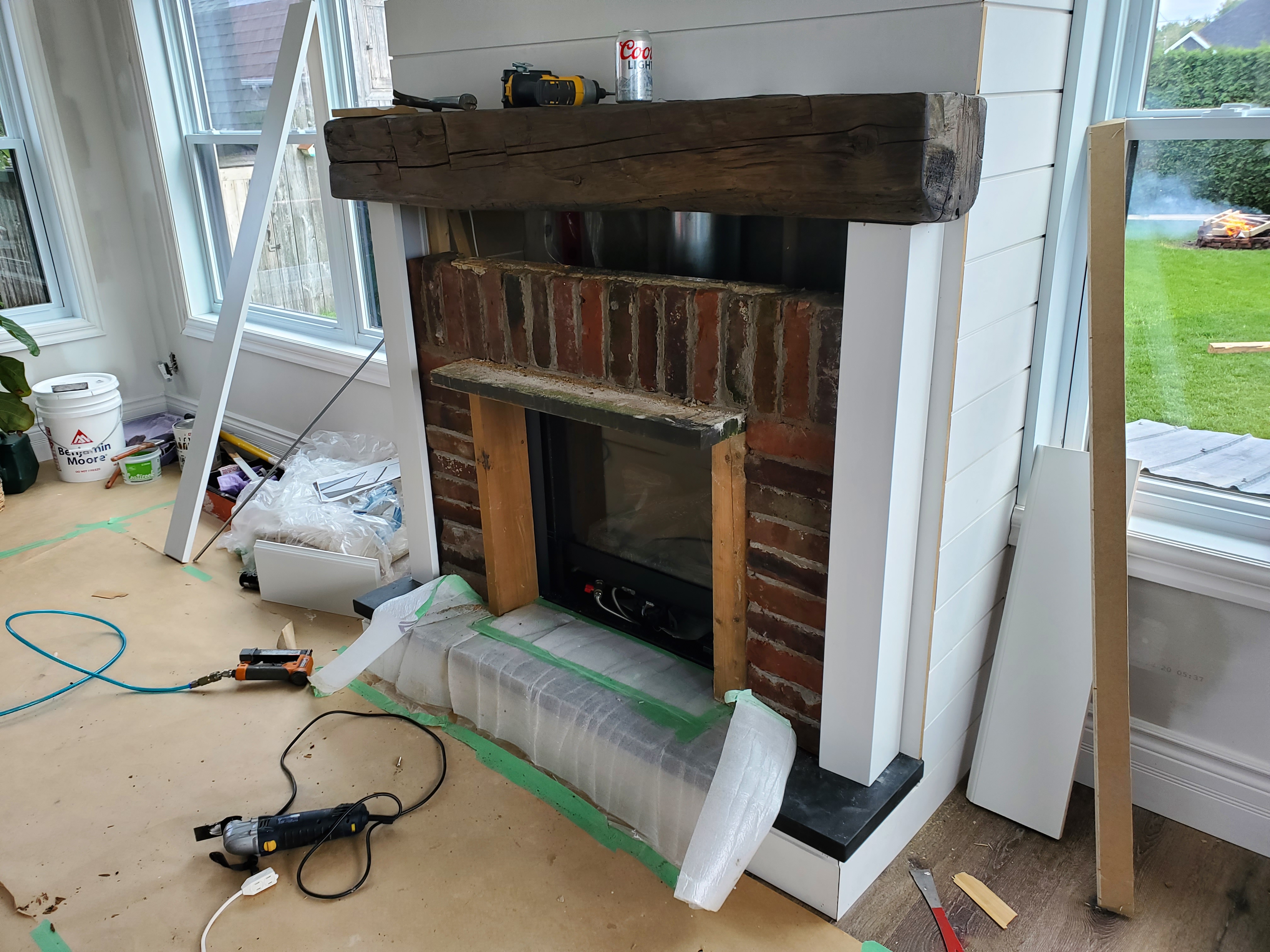 Verrière avec foyer et poutres