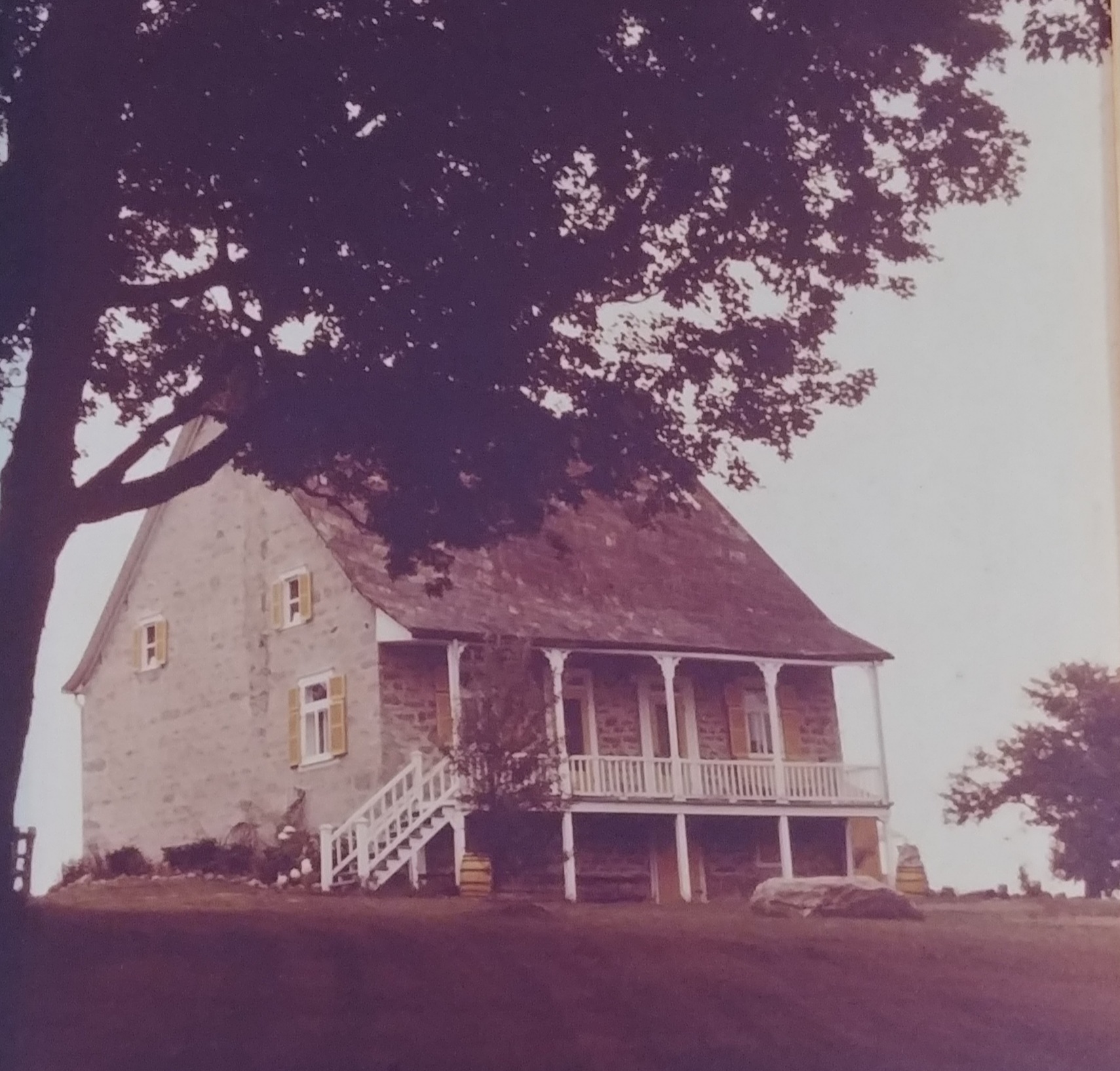 Canadienne en pierre de 200 ans