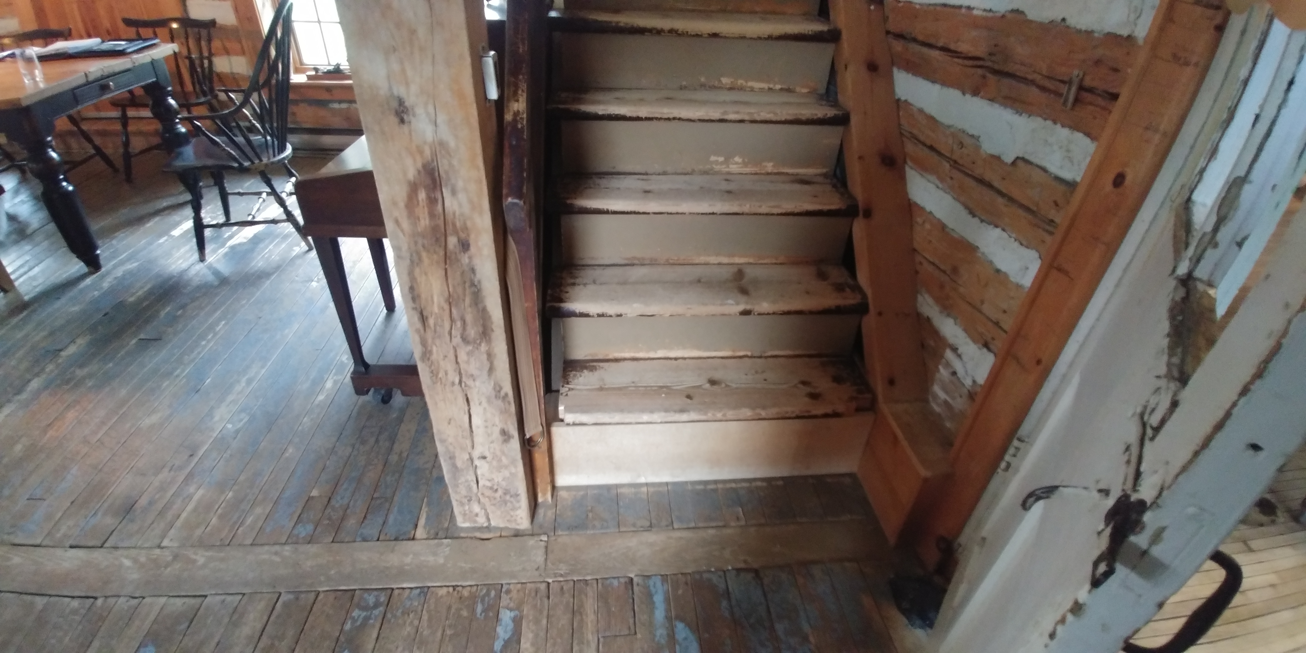 Escalier en bois récupéré