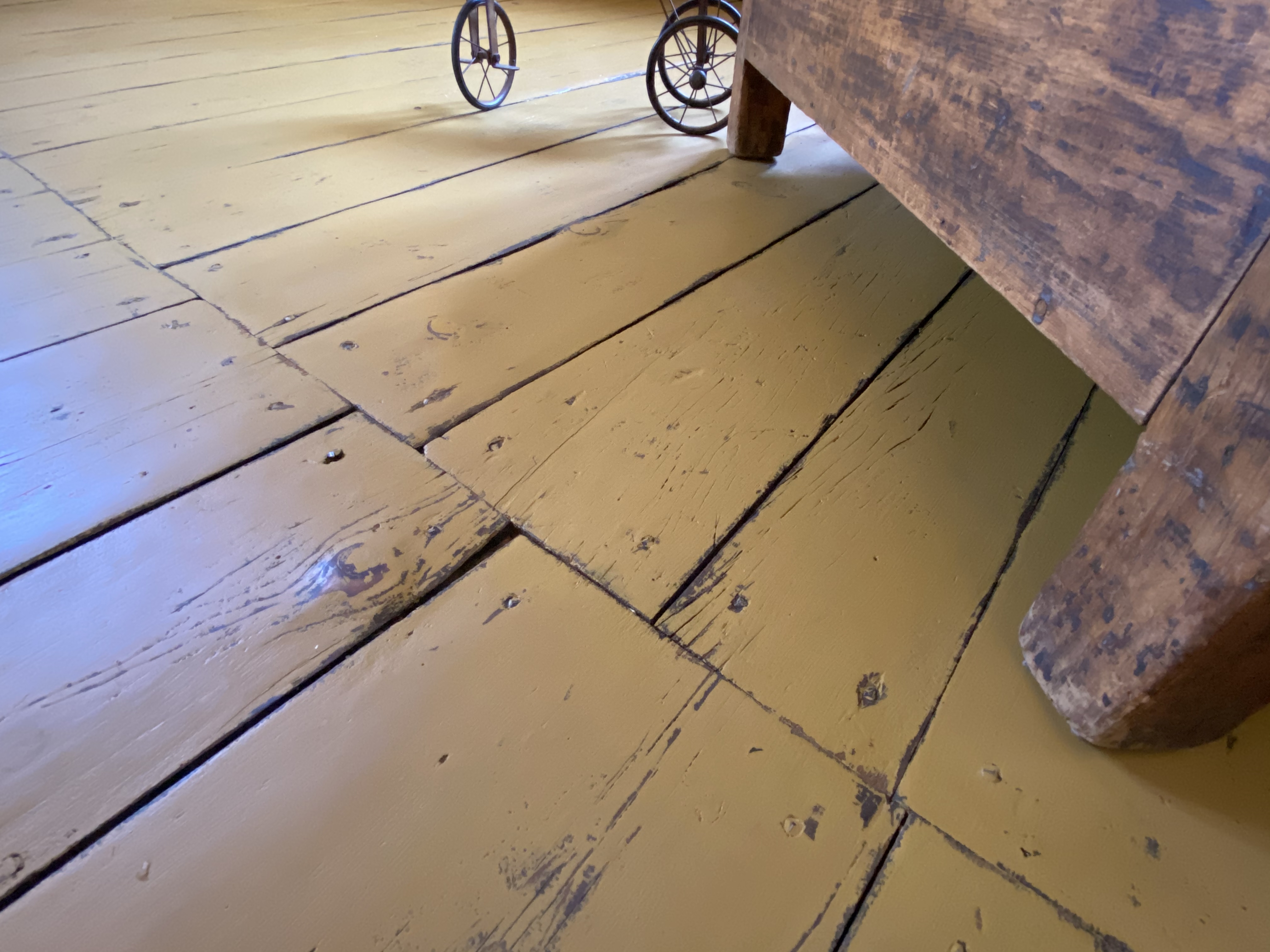 Plancher antique jaune ocre