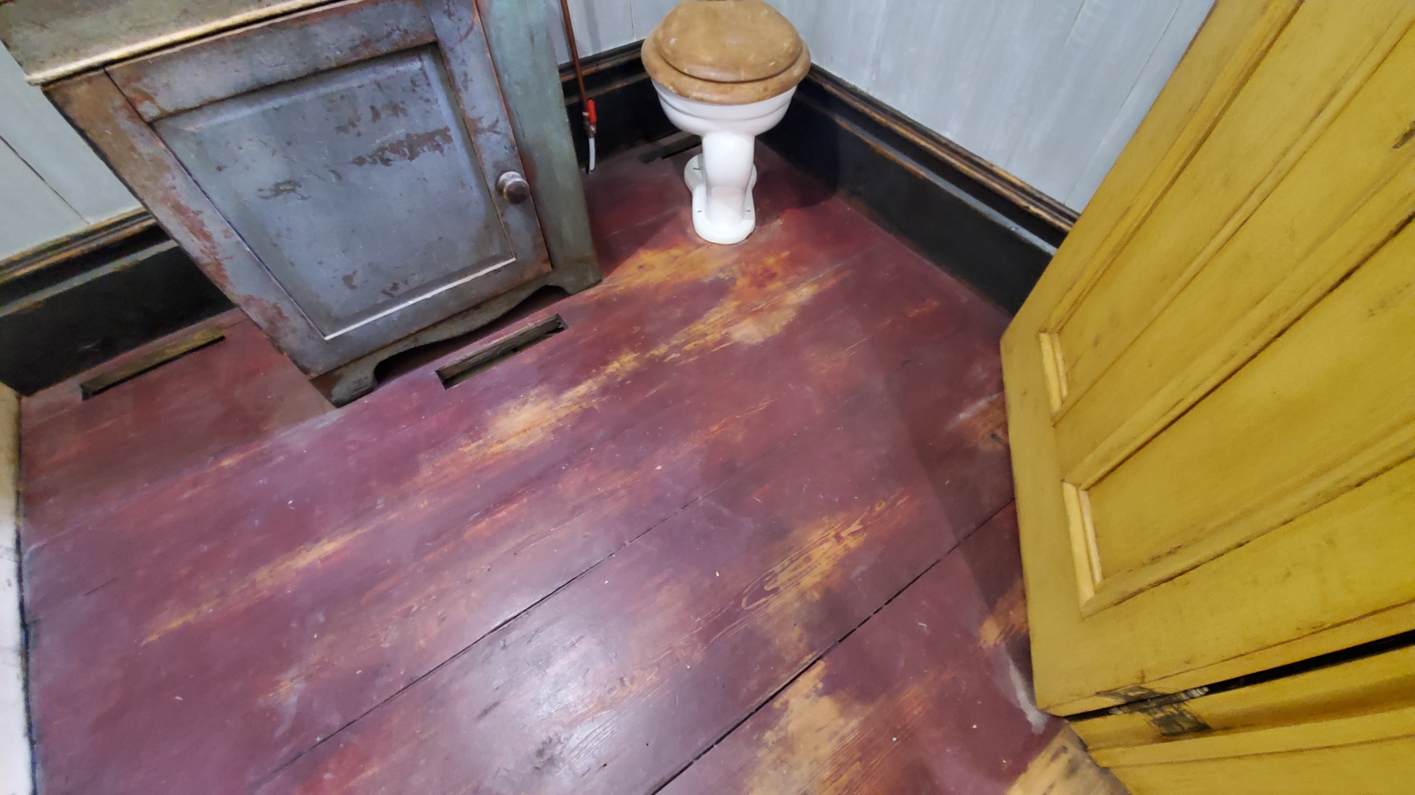 Plancher rouge usé ocre