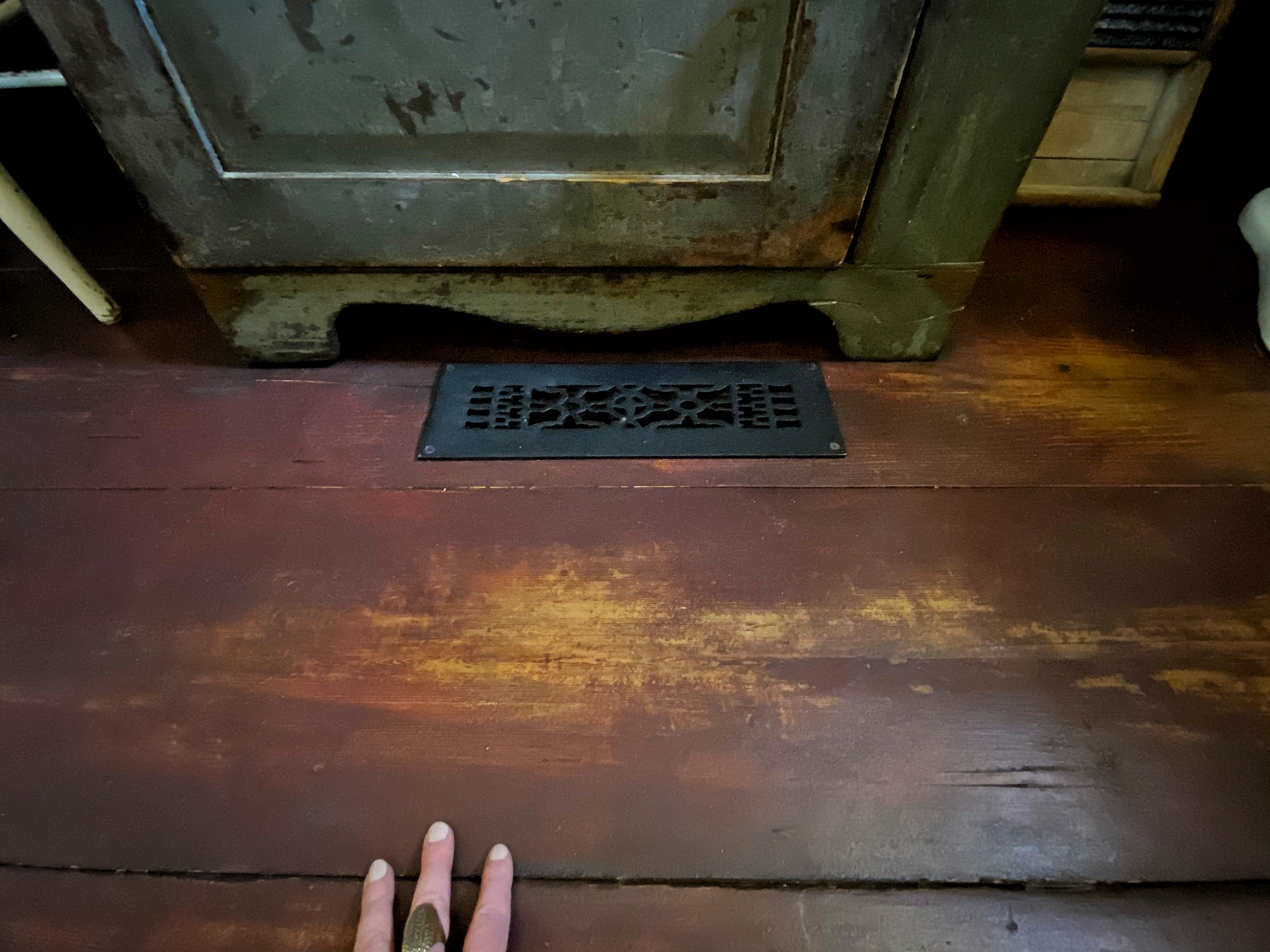 Plancher rouge usé ocre