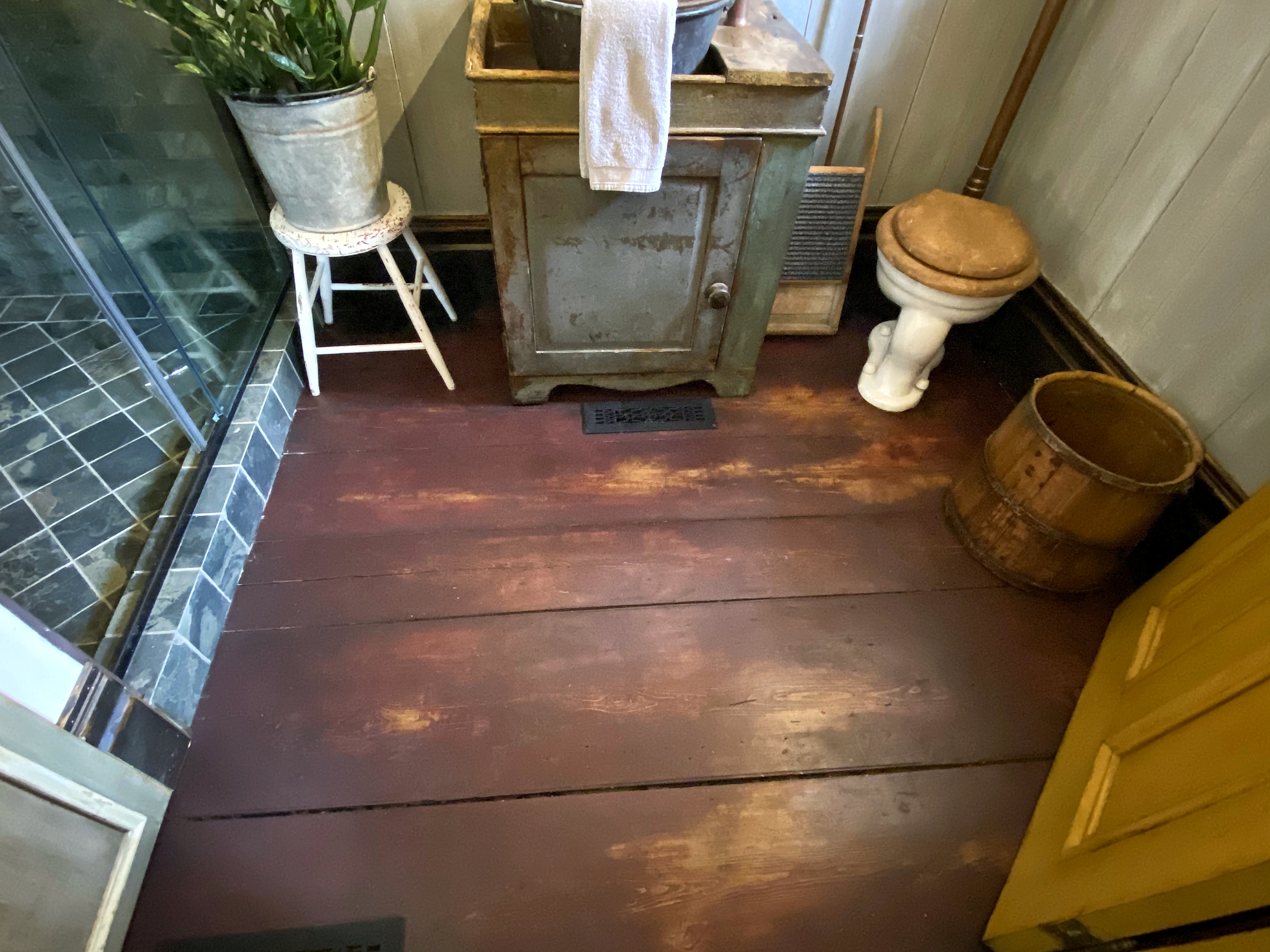 Plancher rouge usé ocre