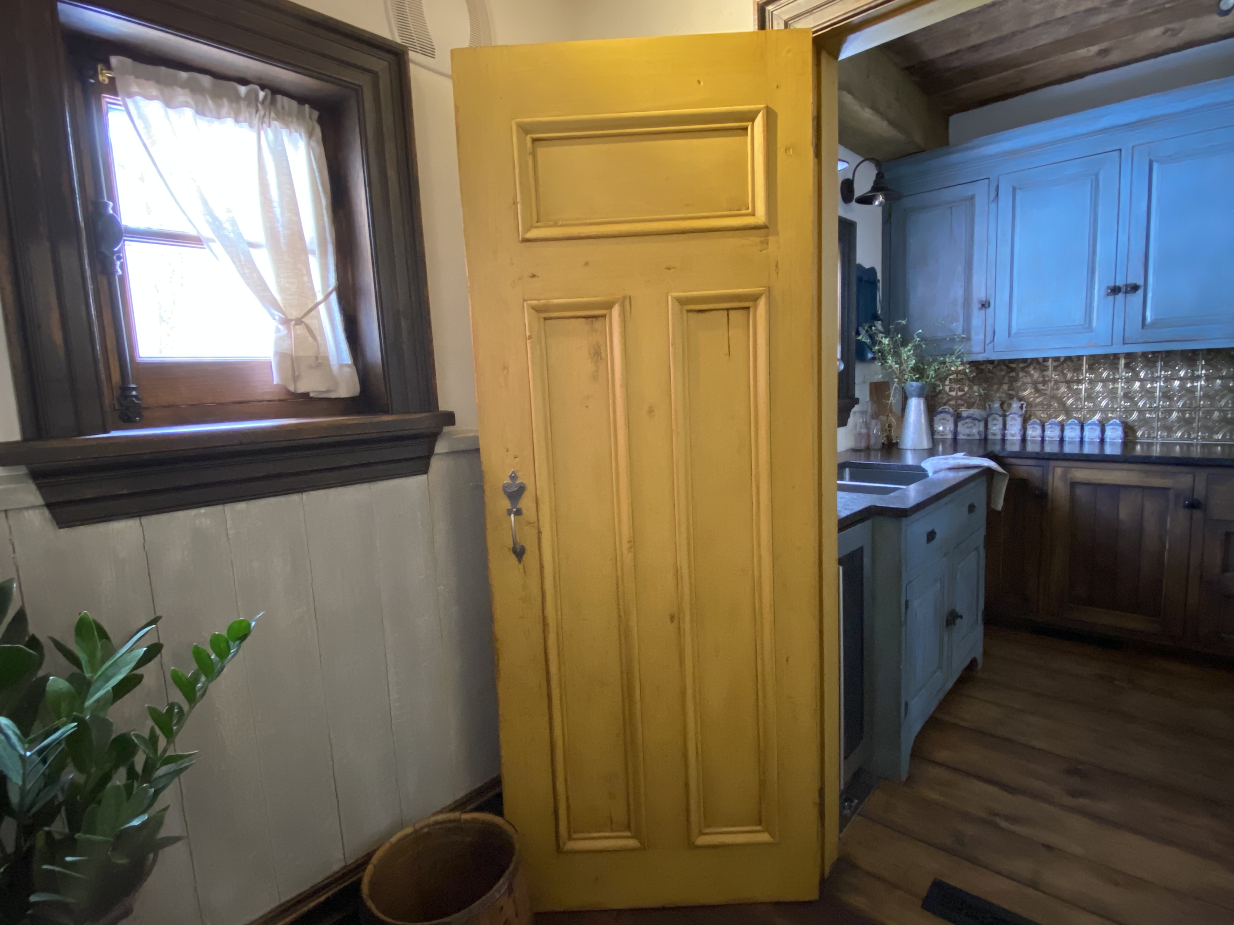 Coloration de portes, moulures et fenêtres.