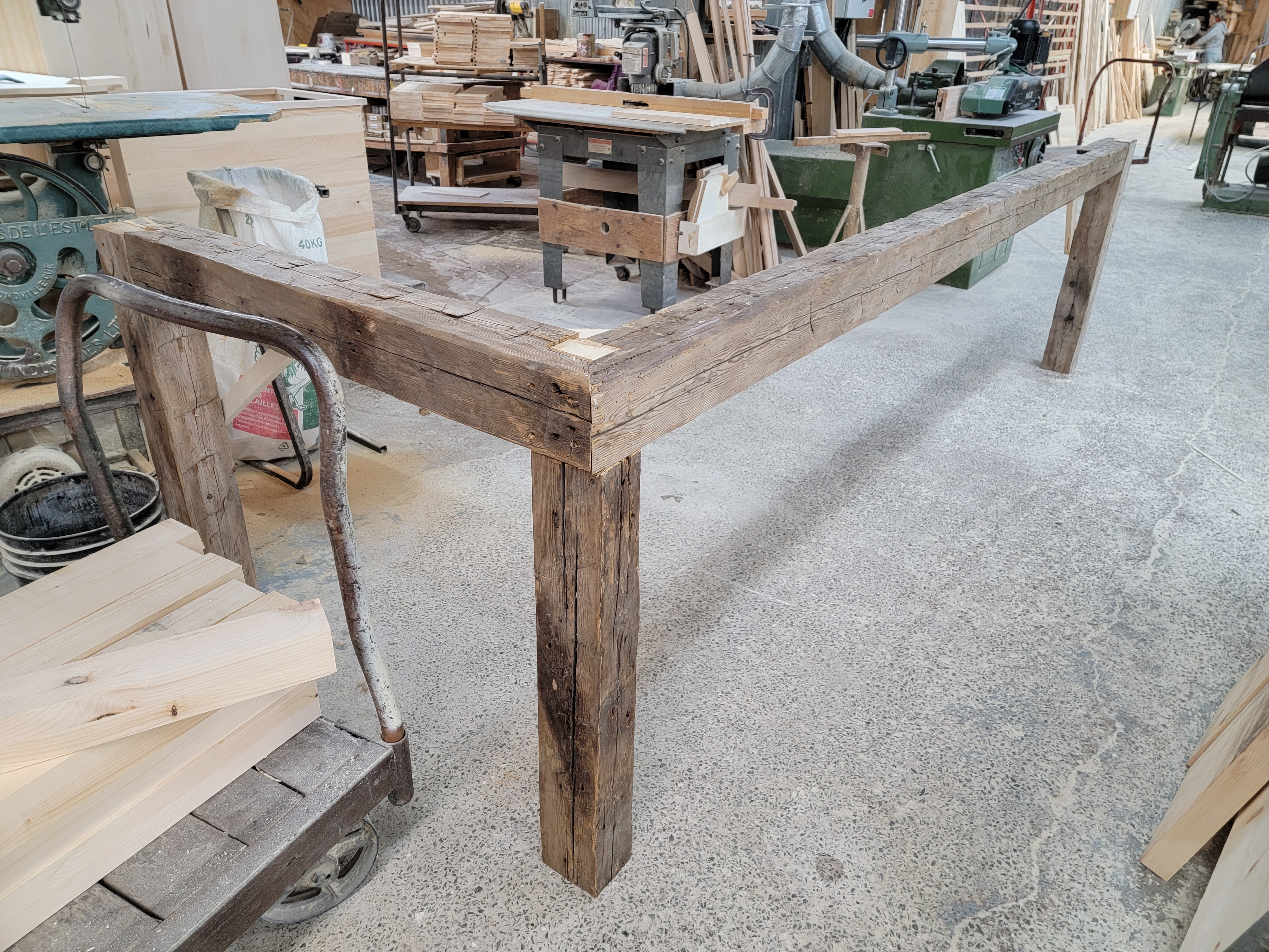 Ilot et armoires avec poutres antiques intégrées