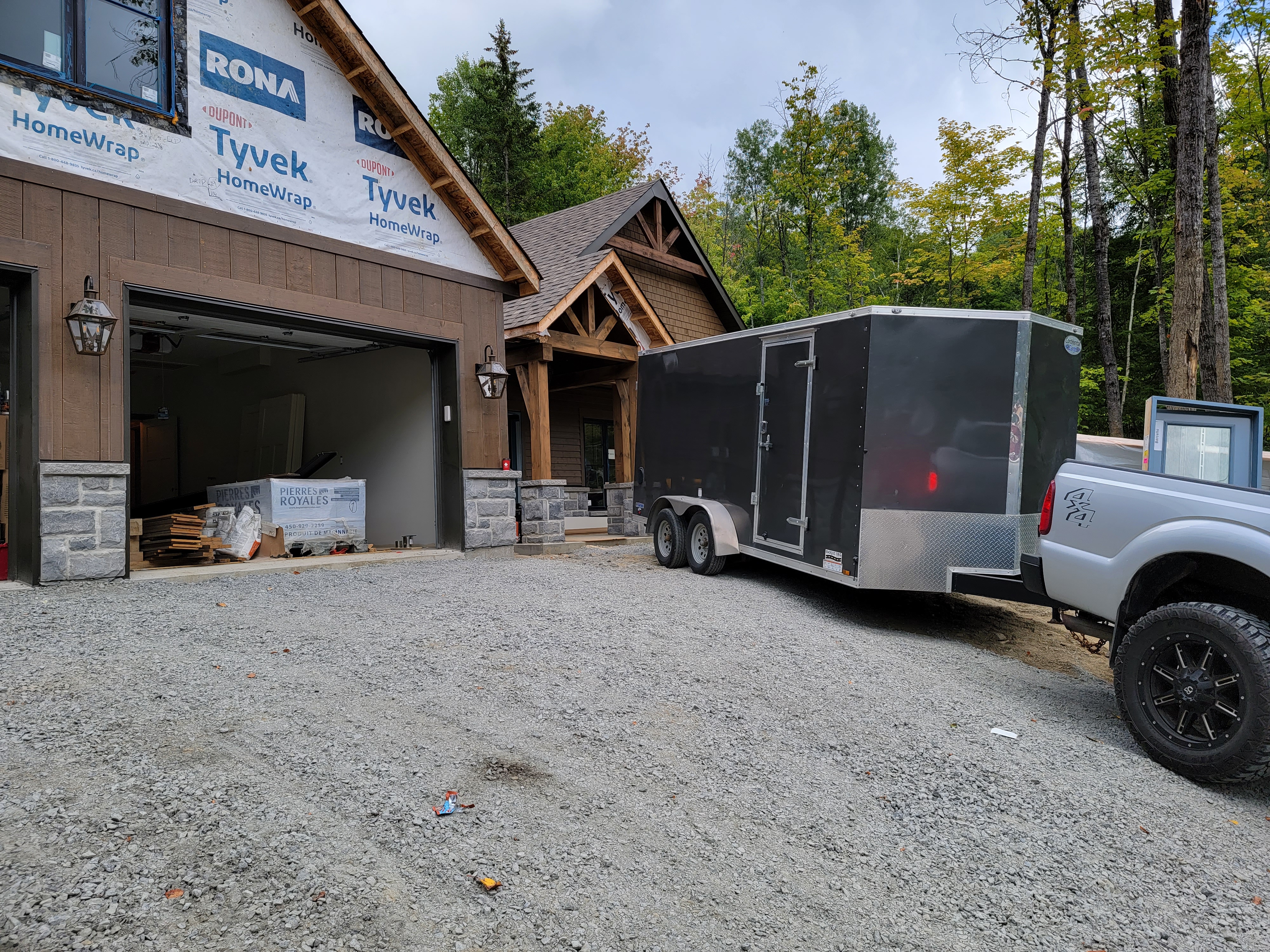 Ilot et armoires avec poutres antiques intégrées