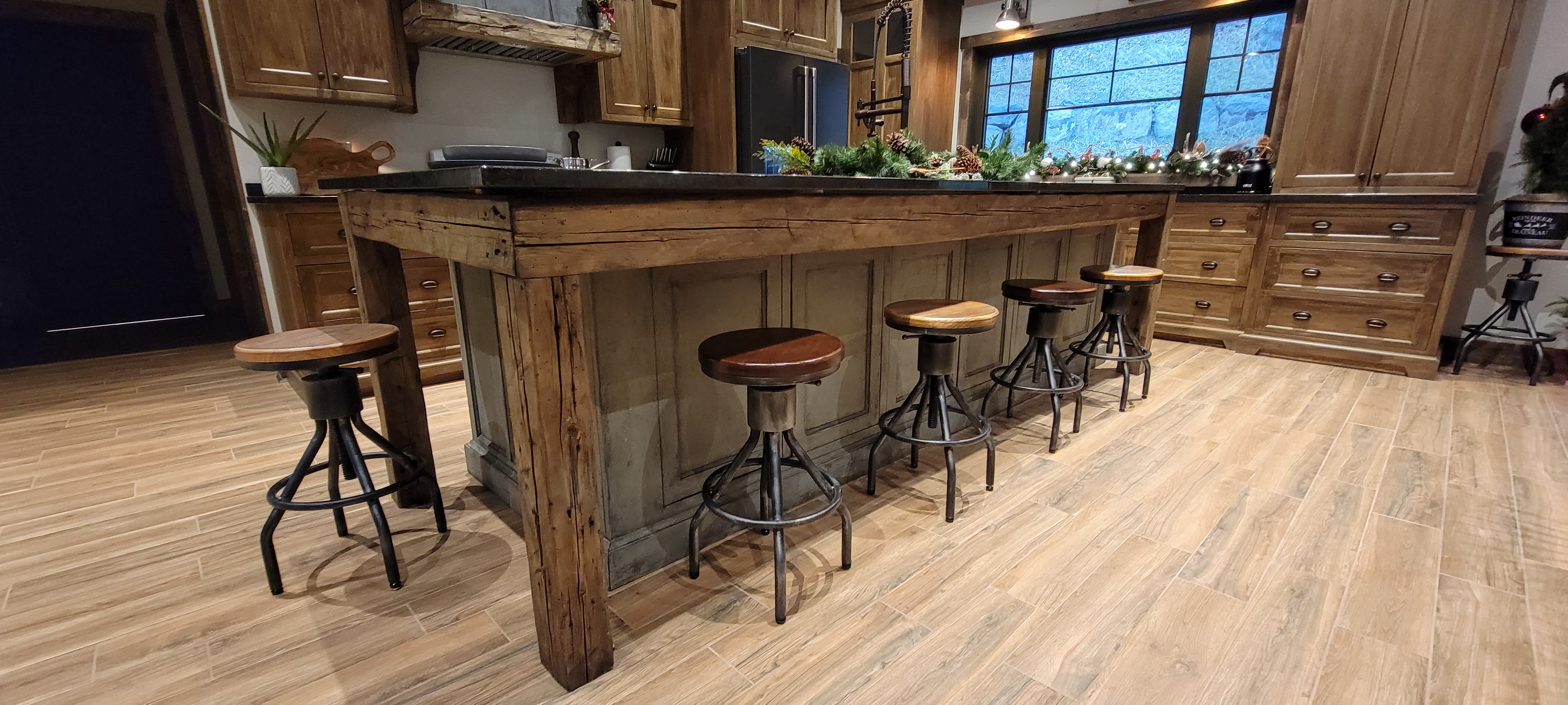 Ilot et armoires avec poutres antiques intégrées