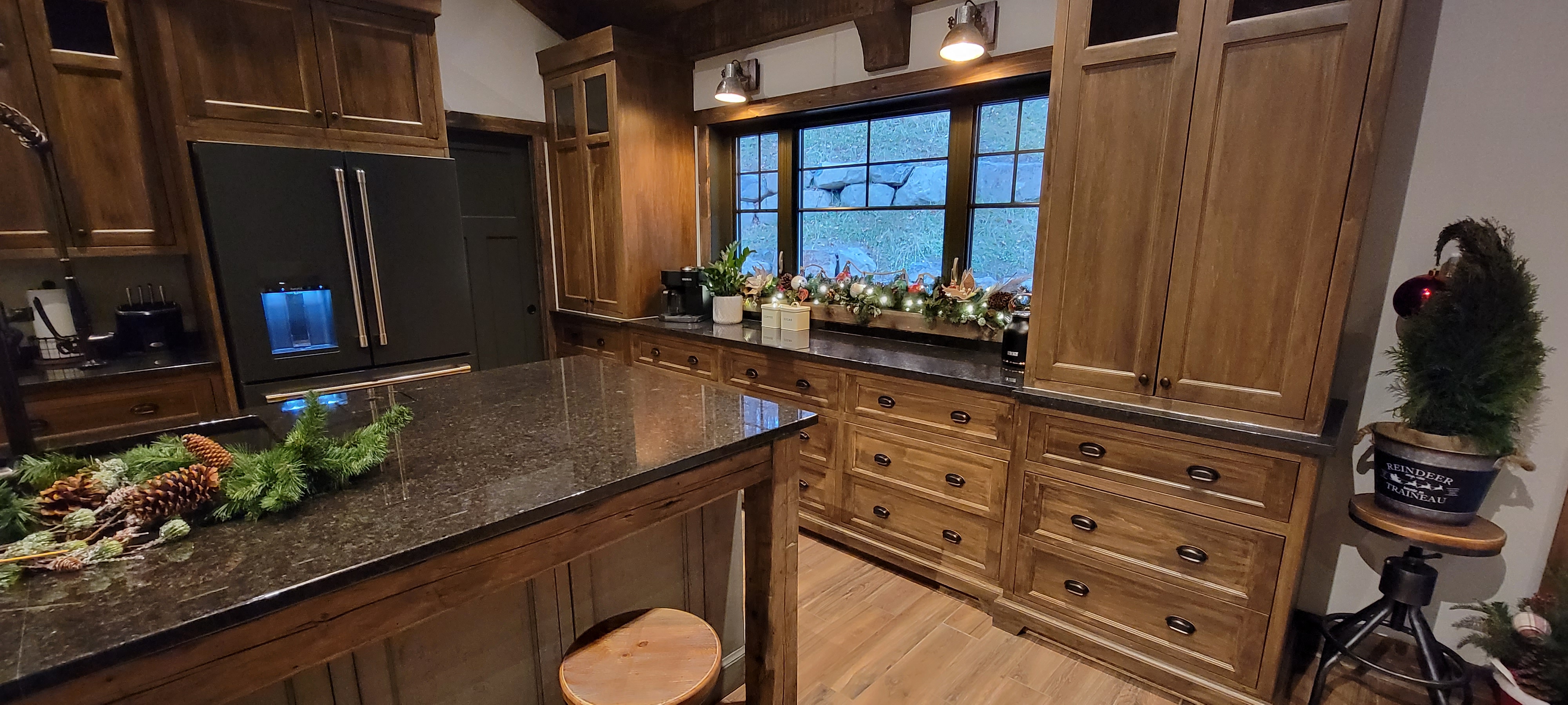 Ilot et armoires avec poutres antiques intégrées