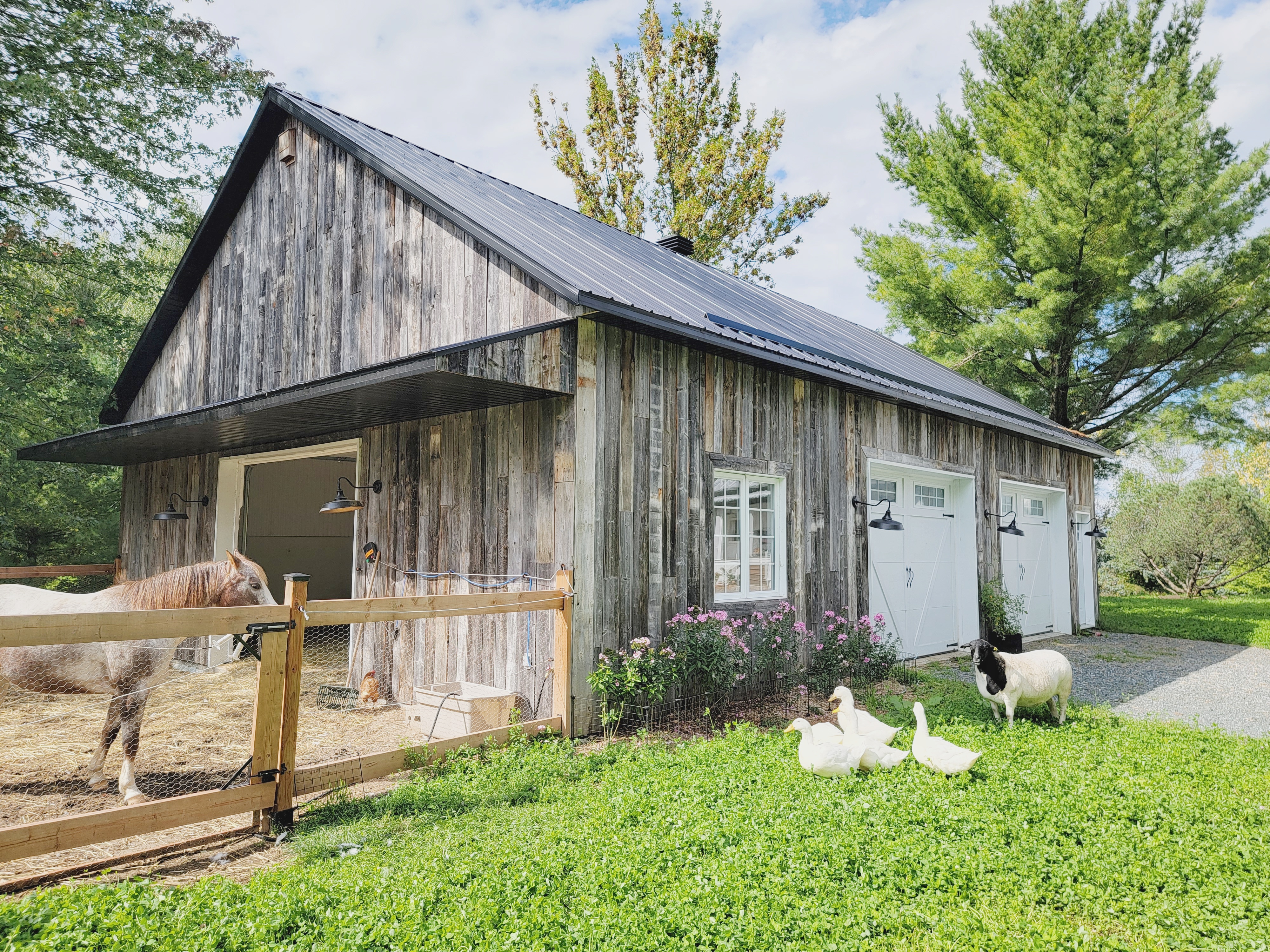 Fermette avec garage en bois de grange récupéré