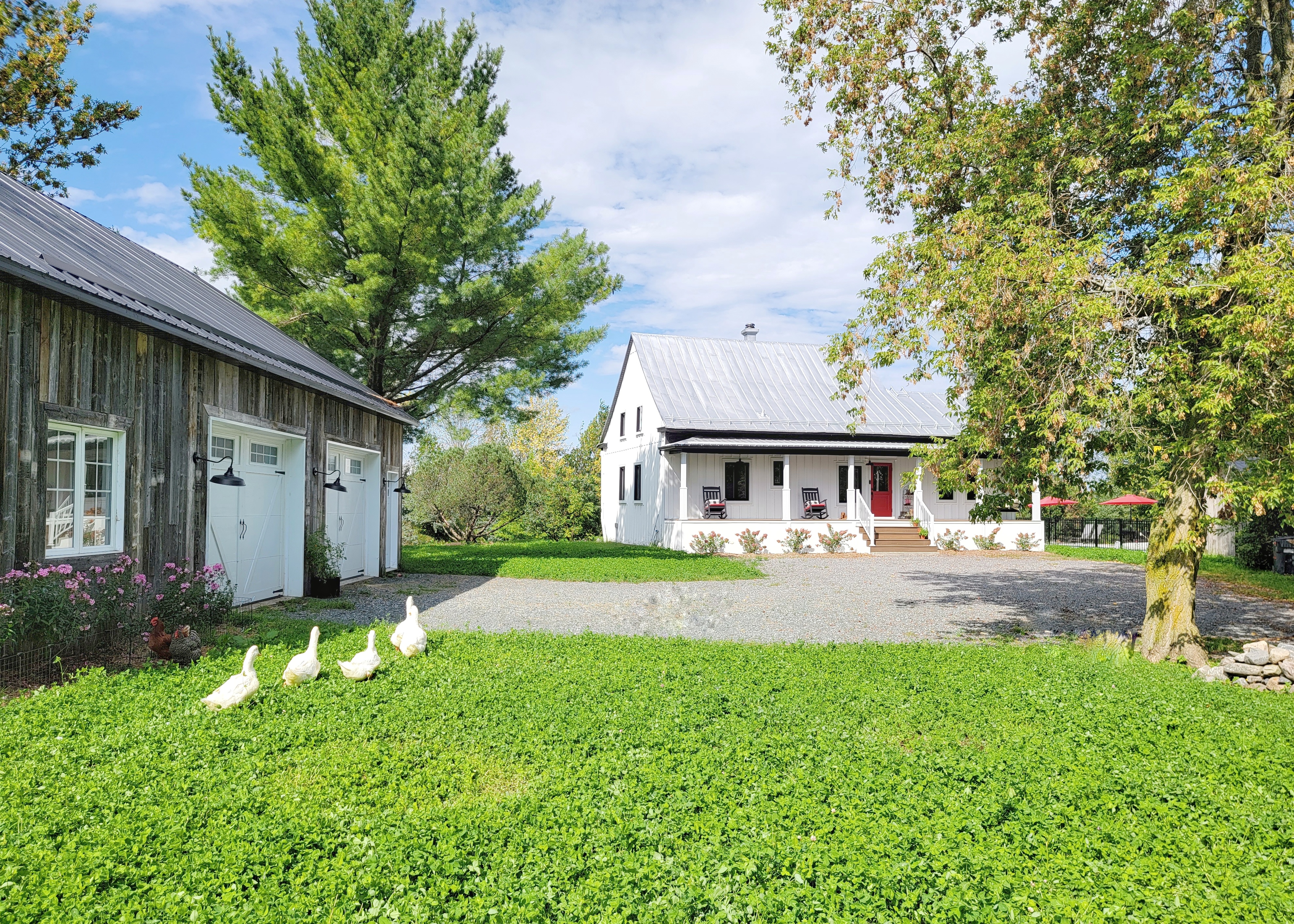 Fermette avec garage en bois de grange récupéré