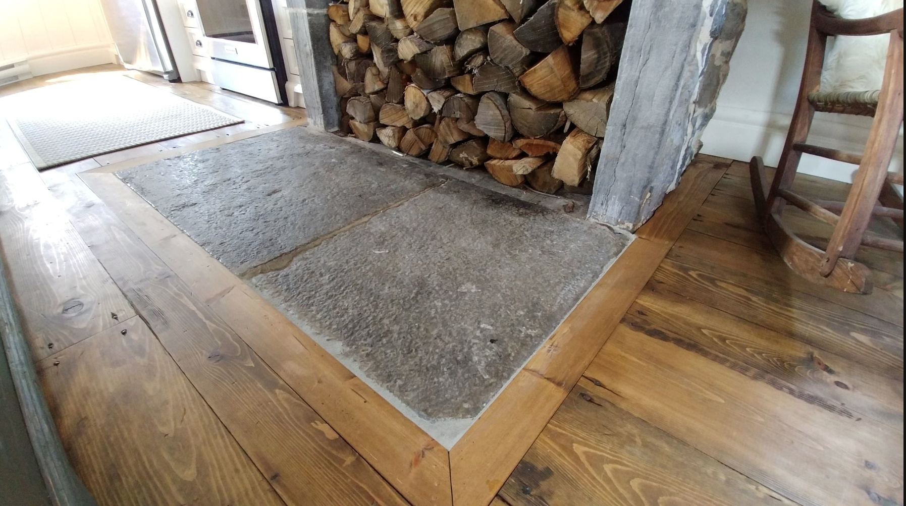 Plancher antique pour une maison coloniale française à l'Acadie