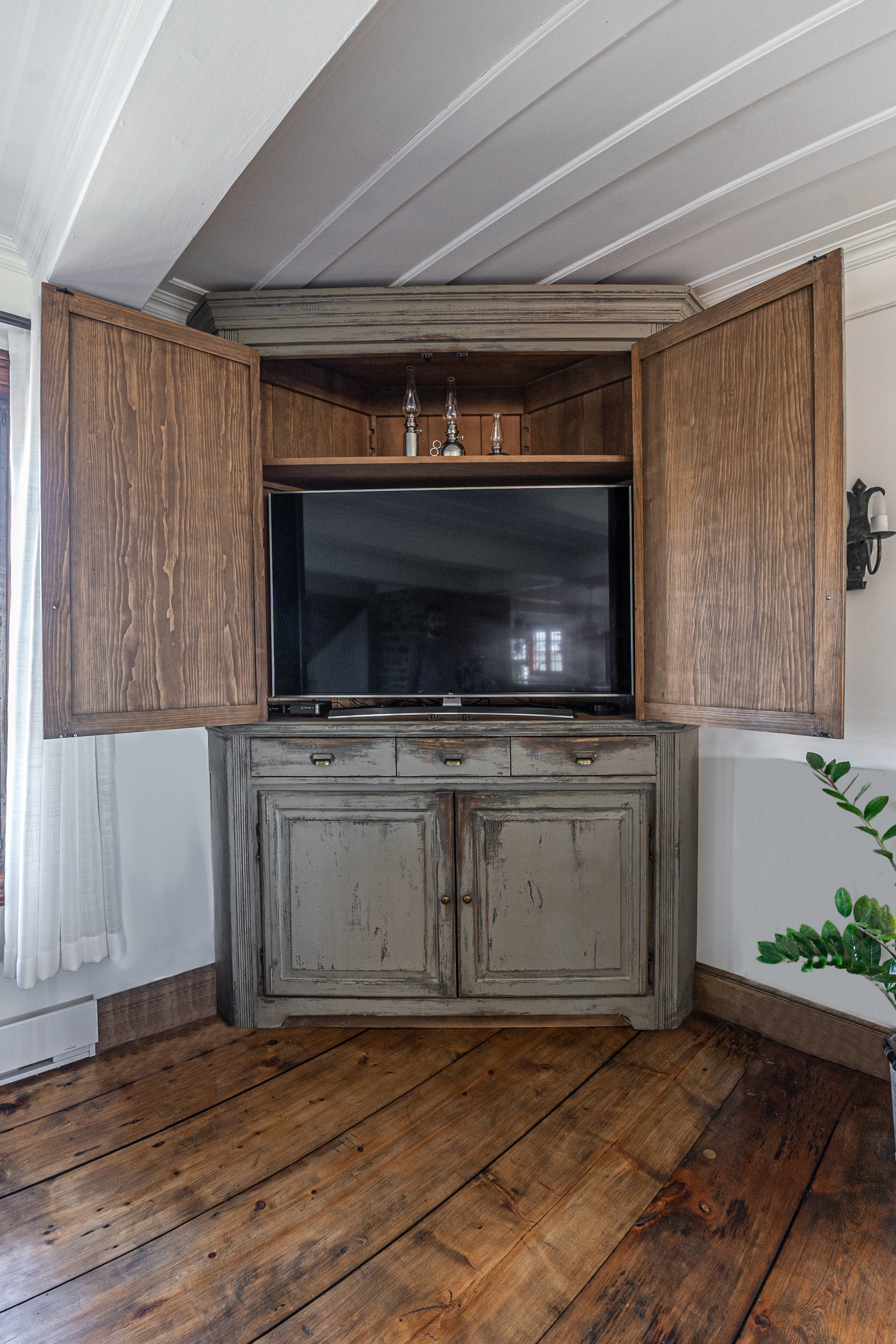 Encoignure sur patine couleur vert-de-gris