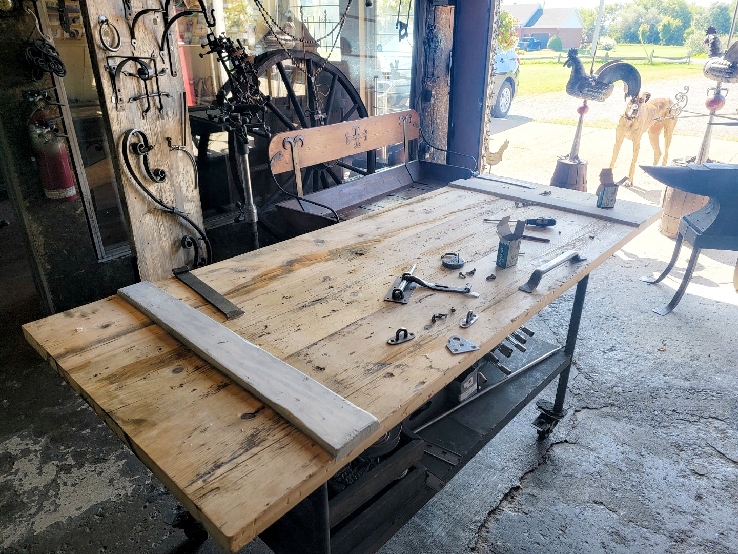 Table et porte en bois centenaire