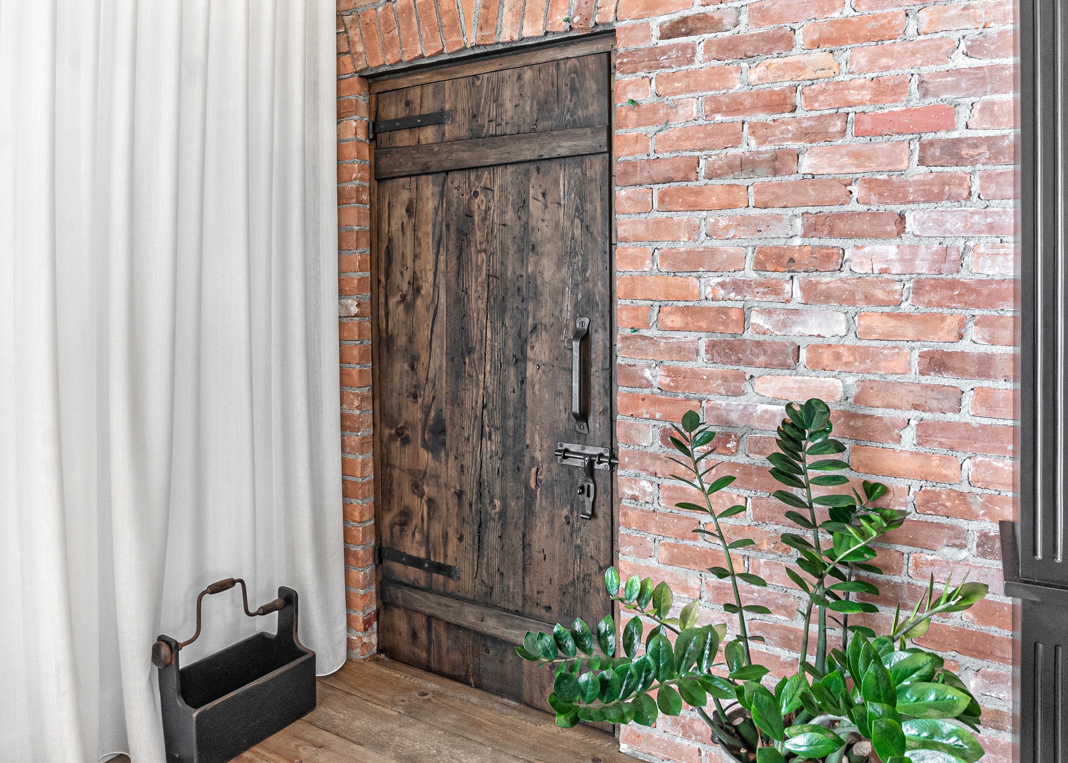 Table et porte en bois centenaire