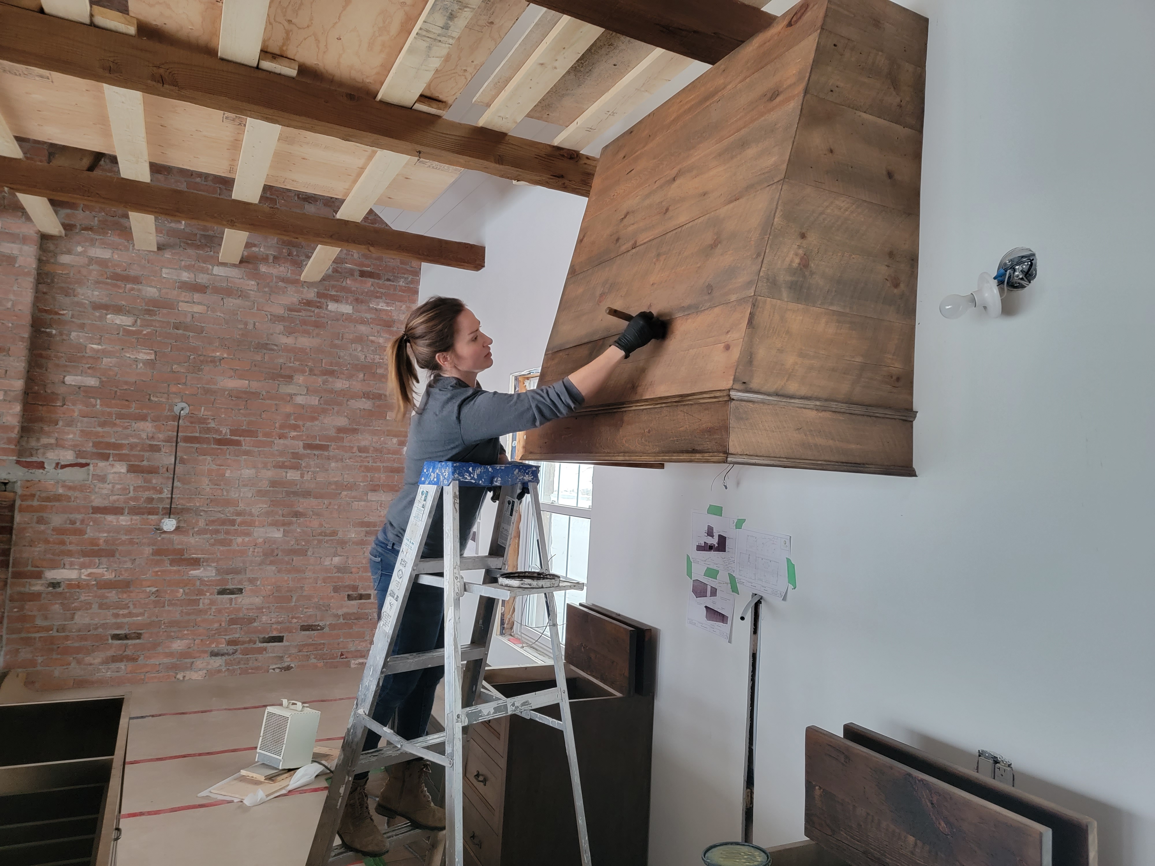 Cuisine construite par dessus une piscine creusée