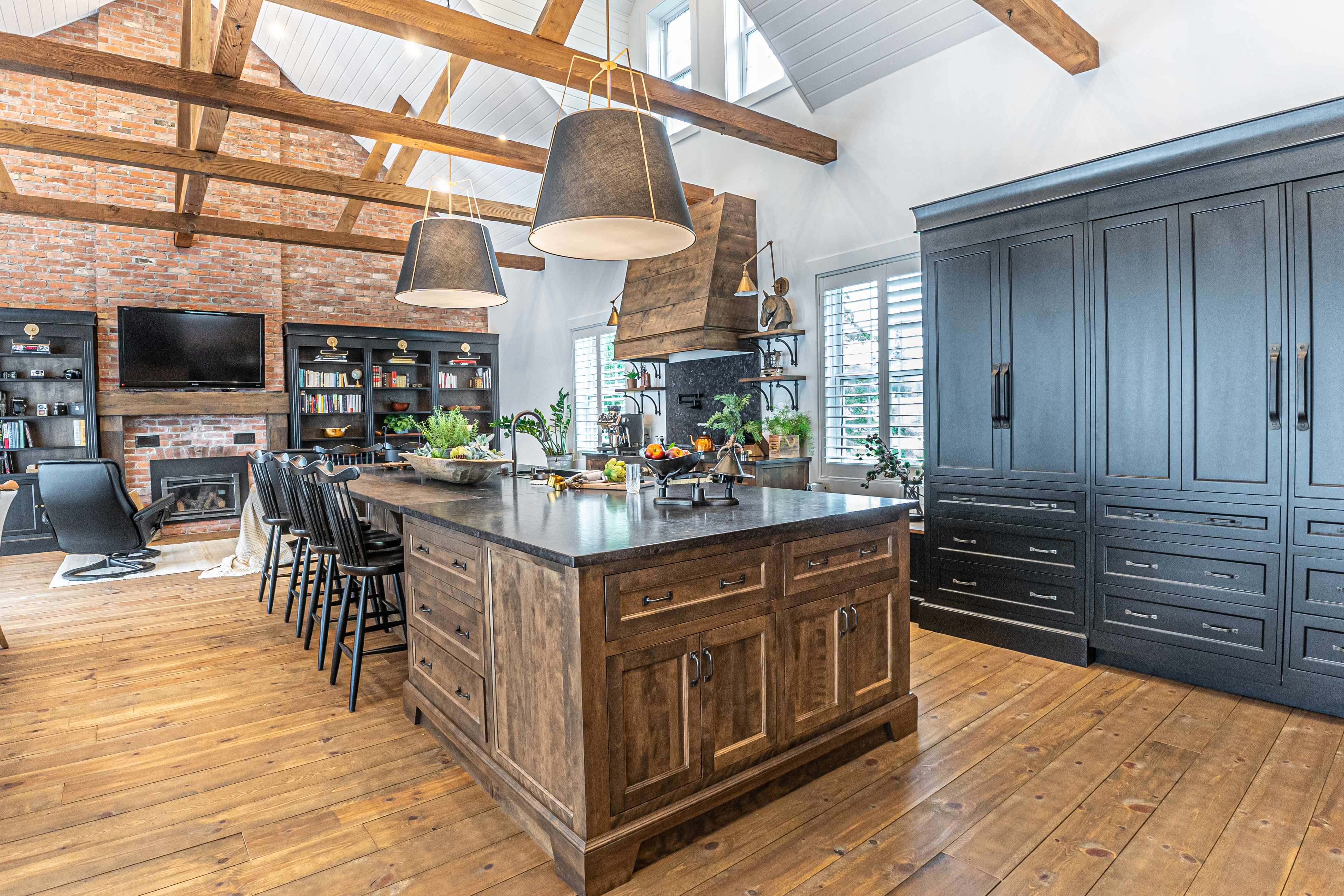 Cuisine construite par dessus une piscine creusée