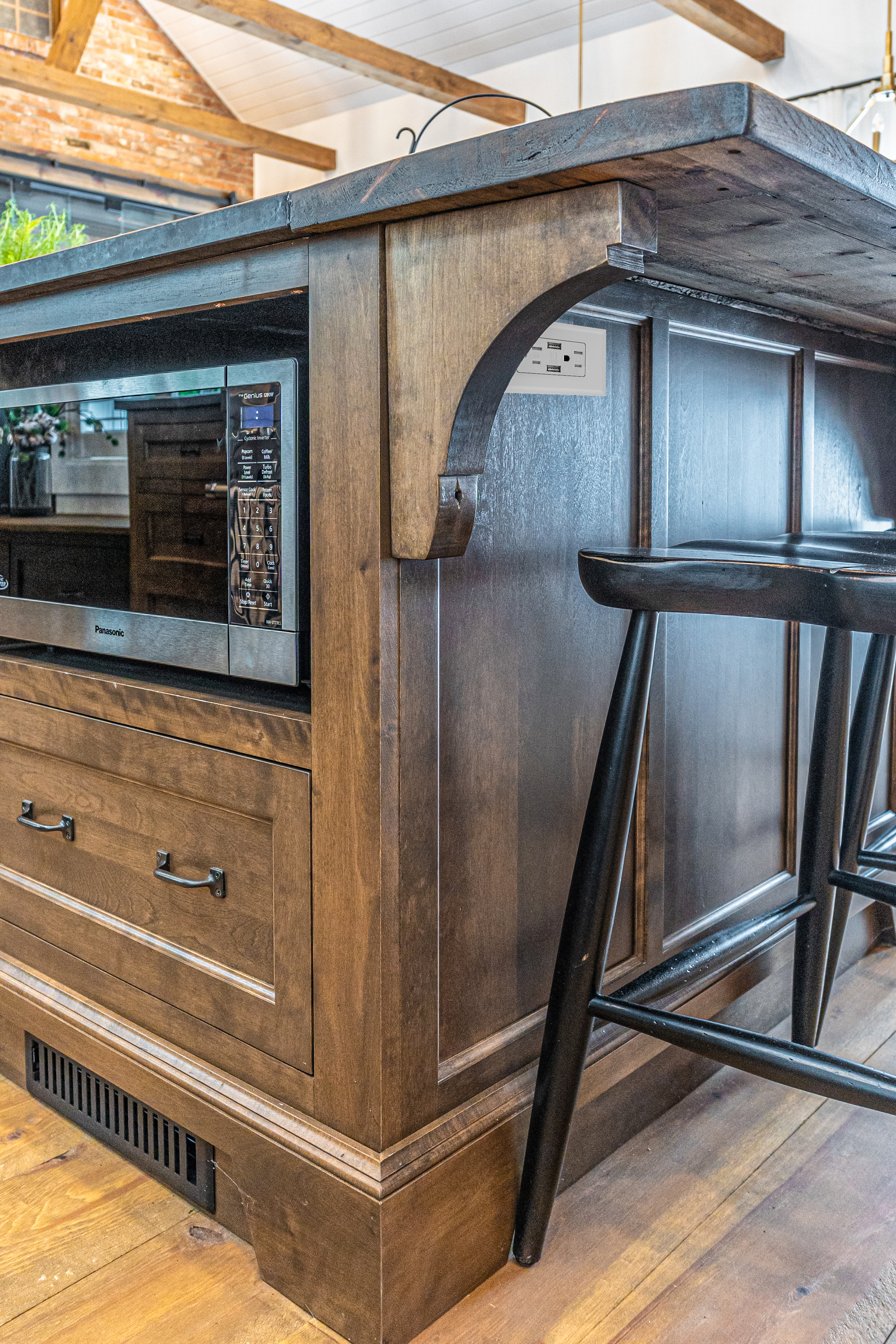 Cuisine construite par dessus une piscine creusée