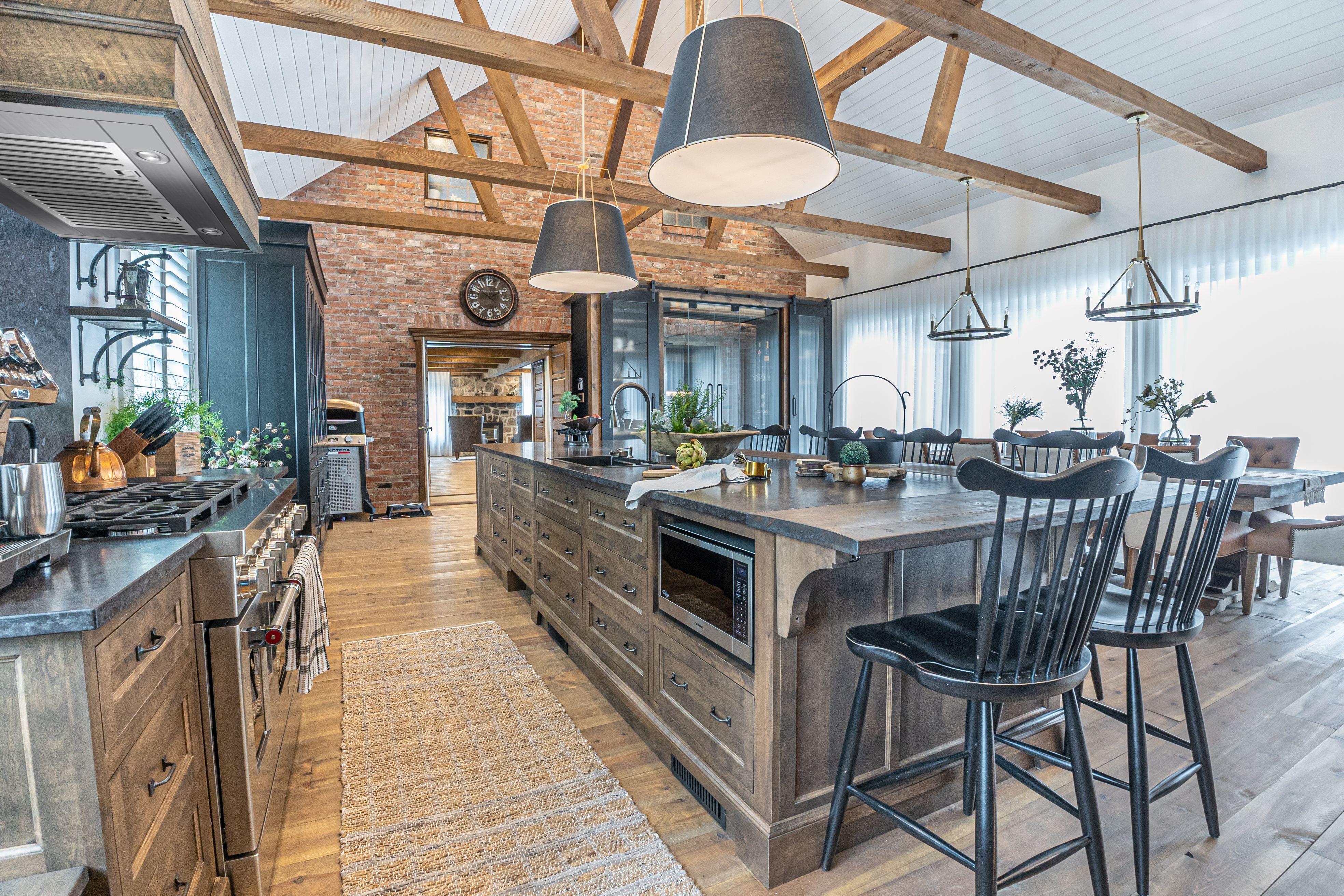 Cuisine construite par dessus une piscine creusée