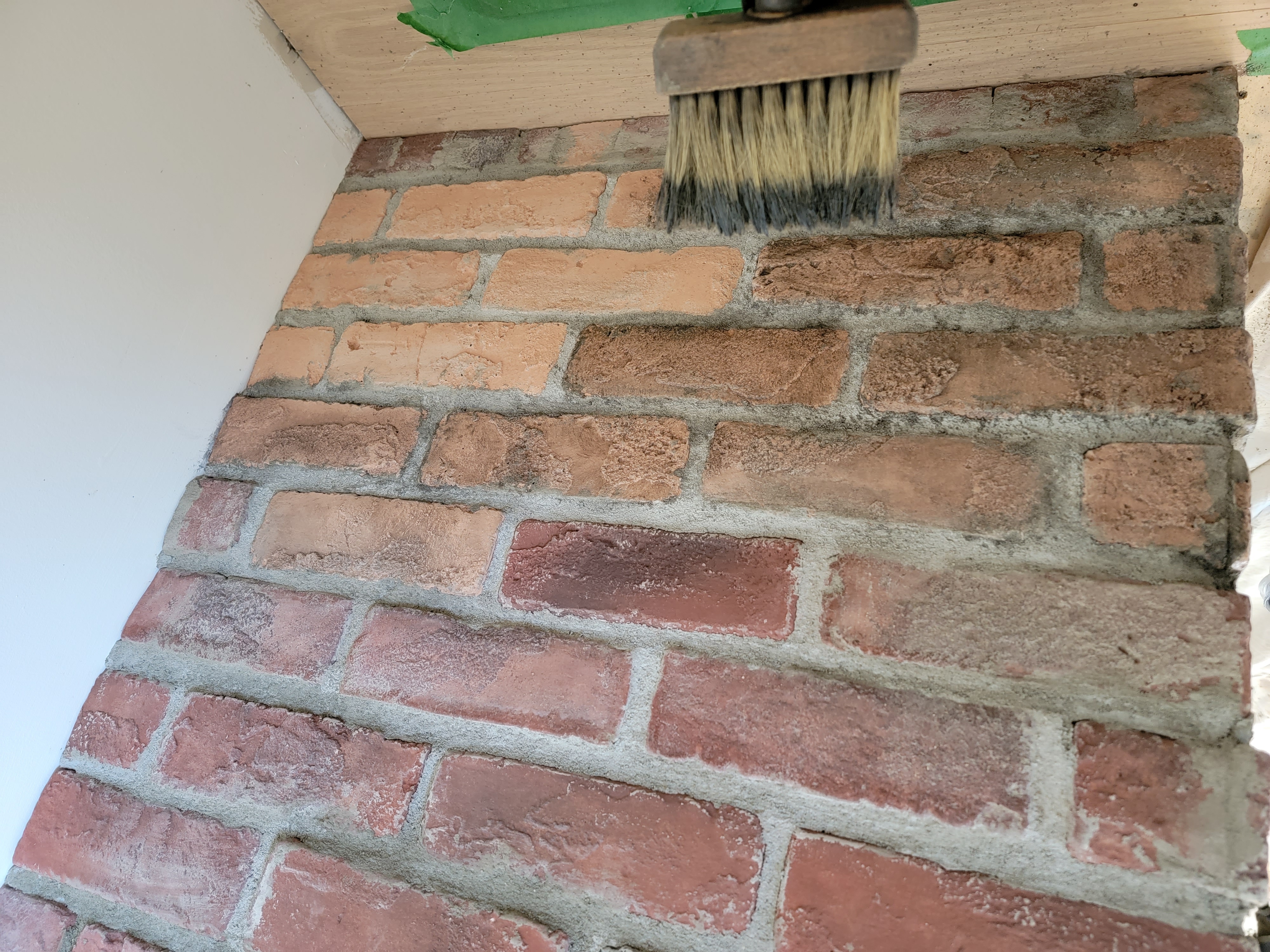 Foyer de brique enduit à la chaux