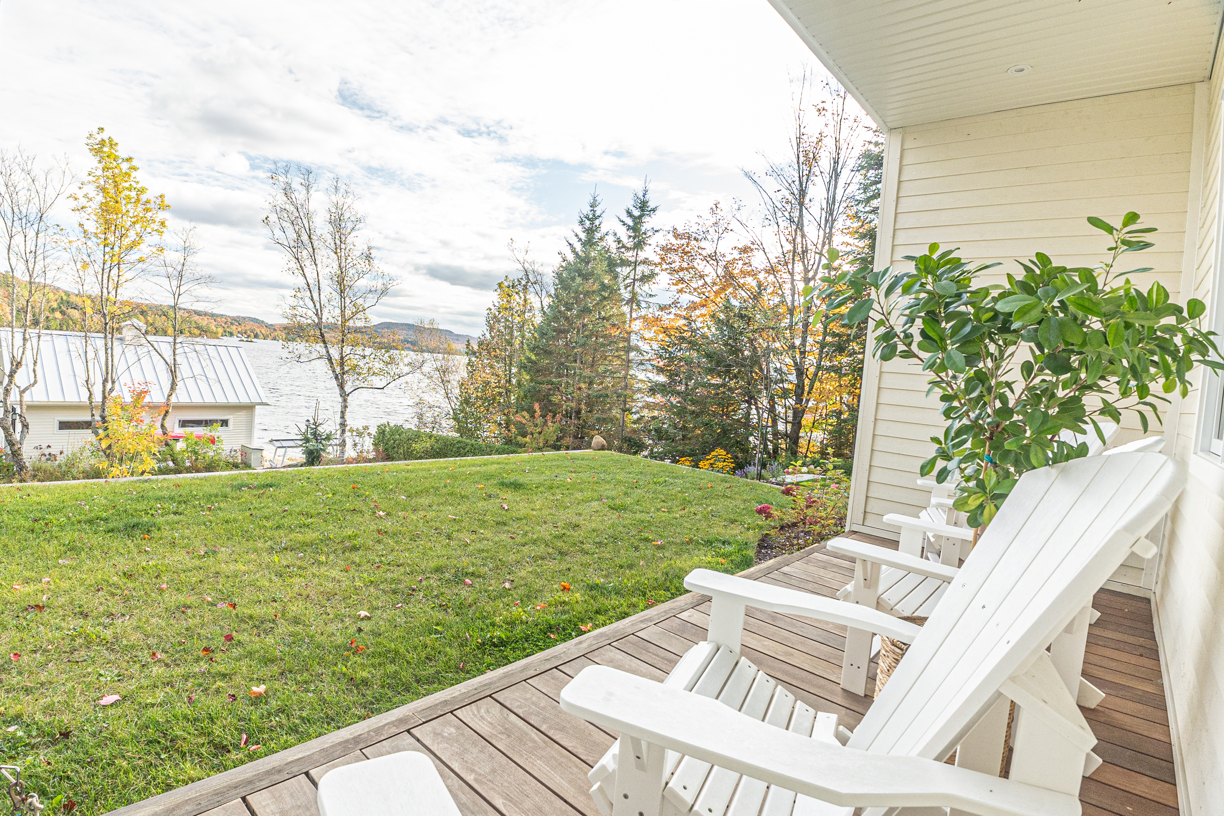 Salon rez-de-jardin avec vue sur le lac