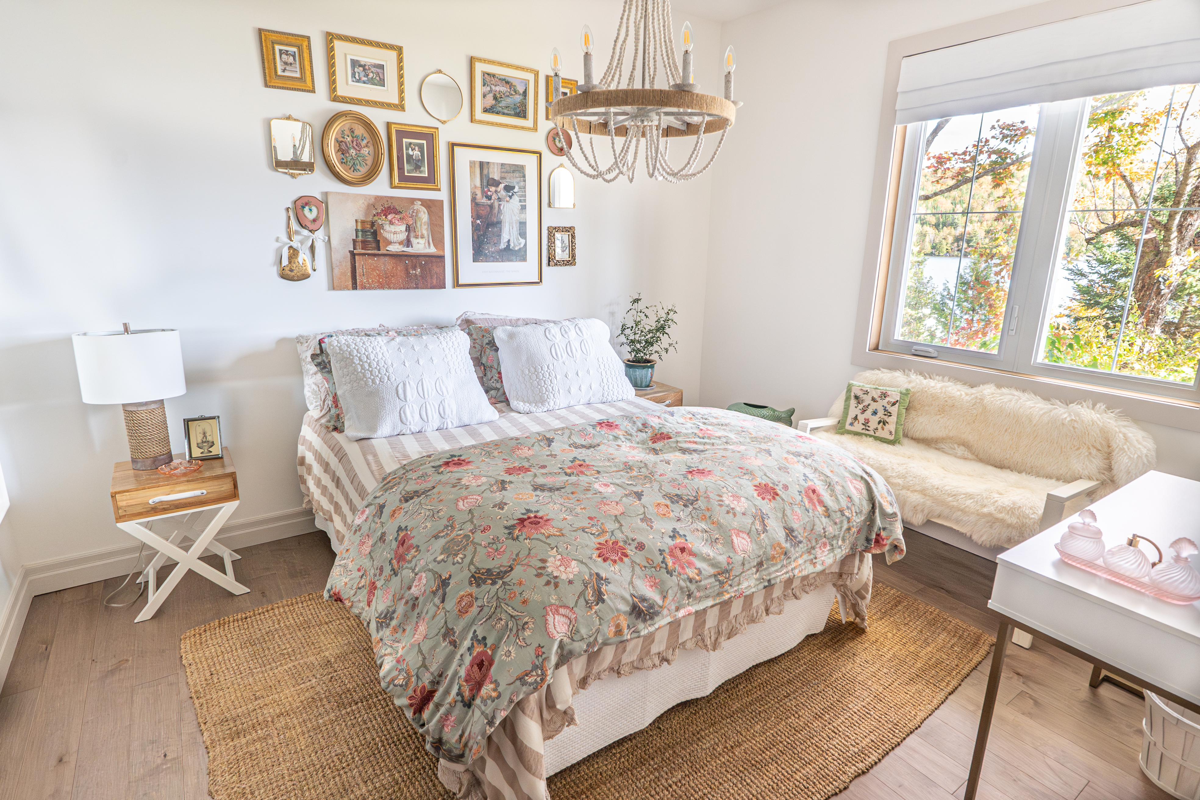 Salon rez-de-jardin avec vue sur le lac