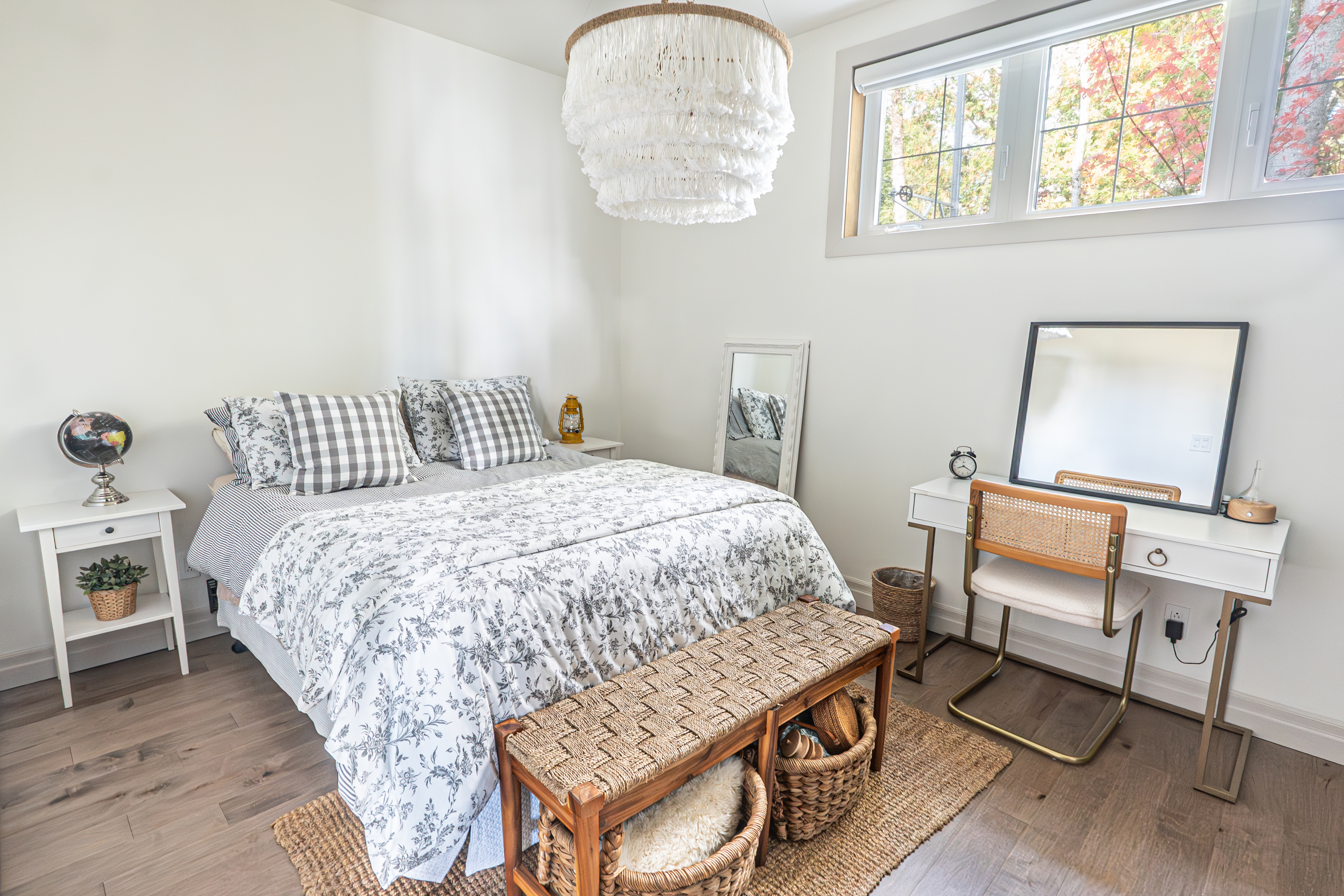 Salon rez-de-jardin avec vue sur le lac