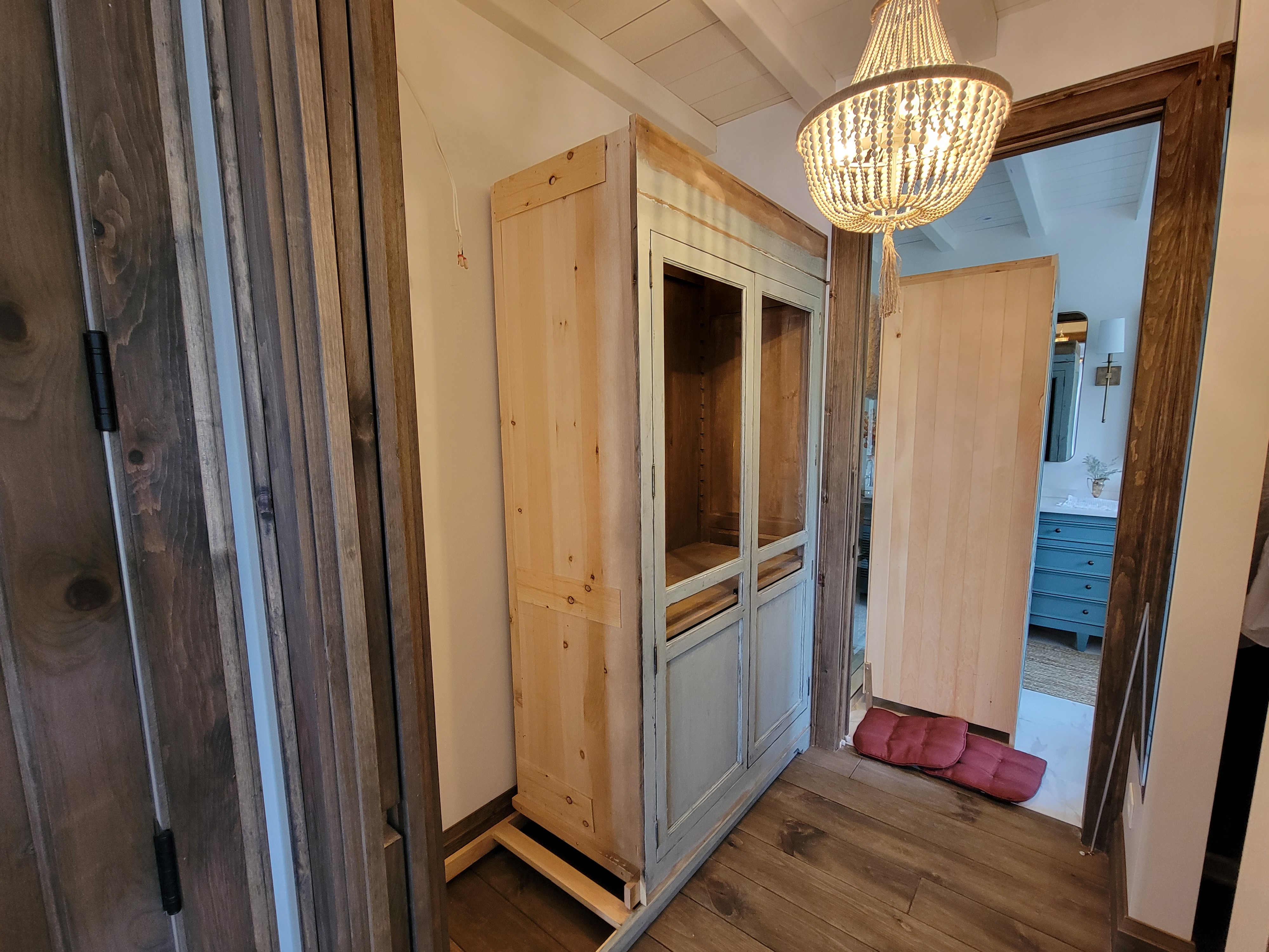 Armoire ancienne à la chaux et à la cendre