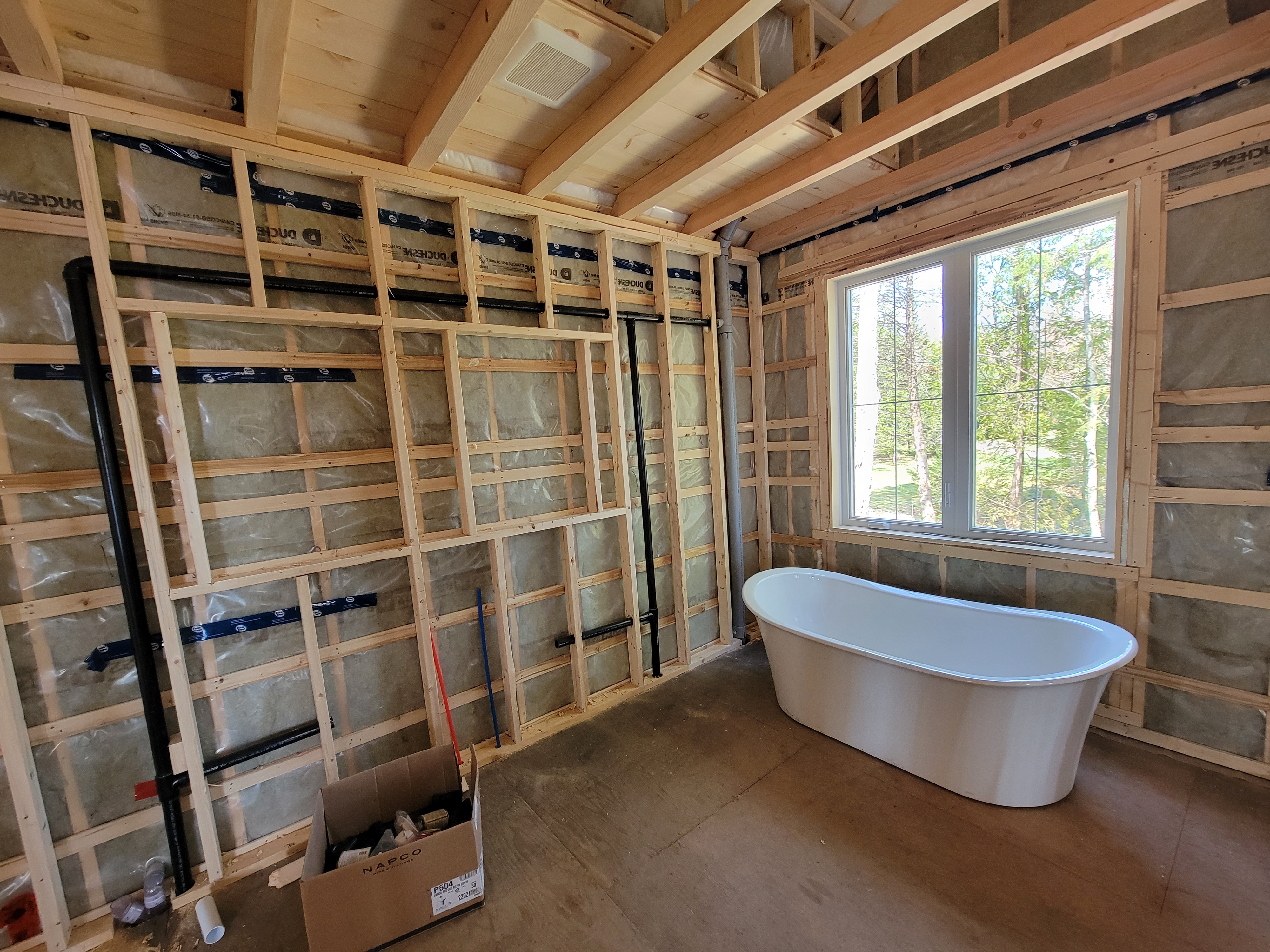 Salles de bain intemporelles avec rangements secrets