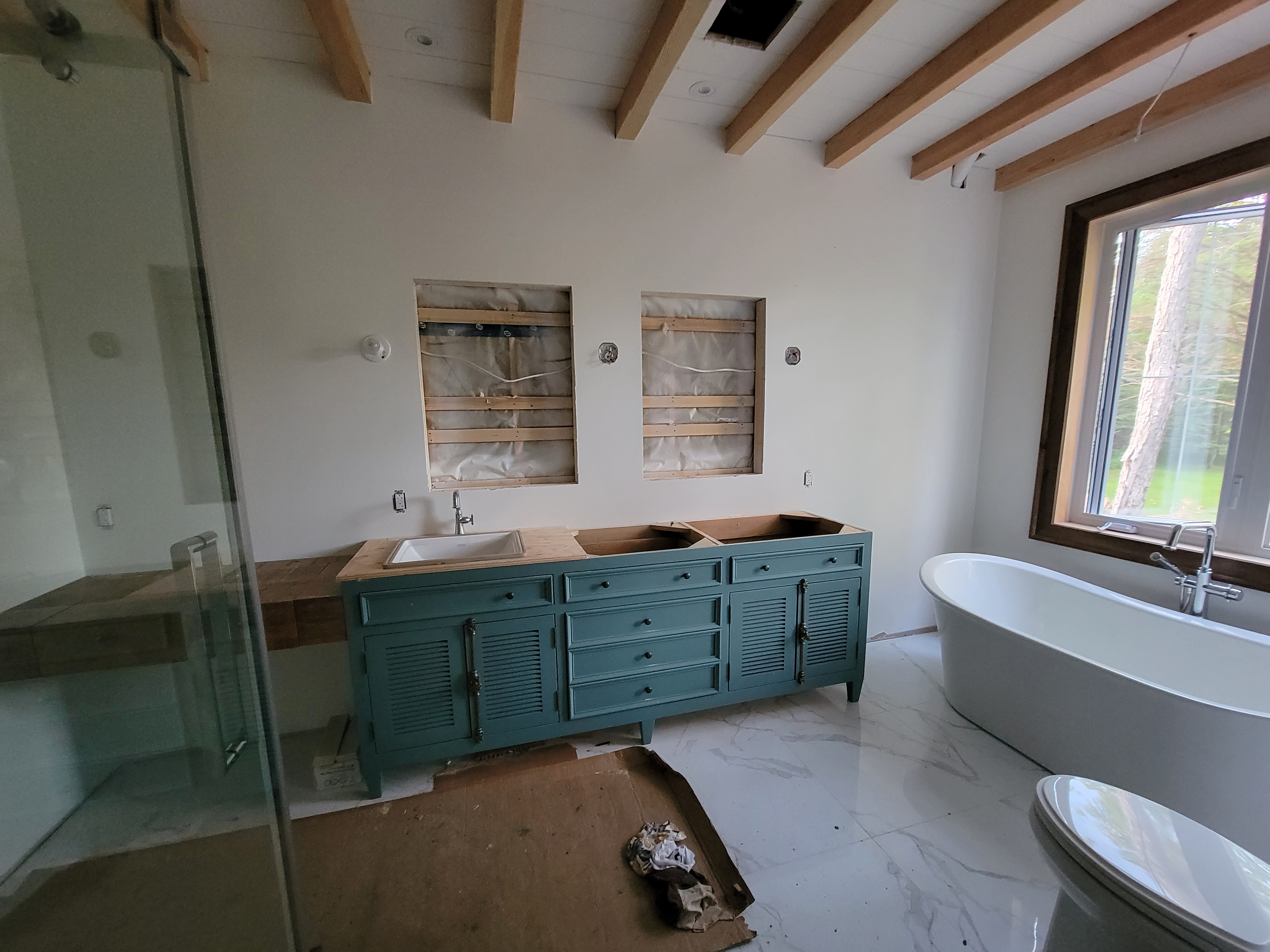 Salles de bain intemporelles avec rangements secrets