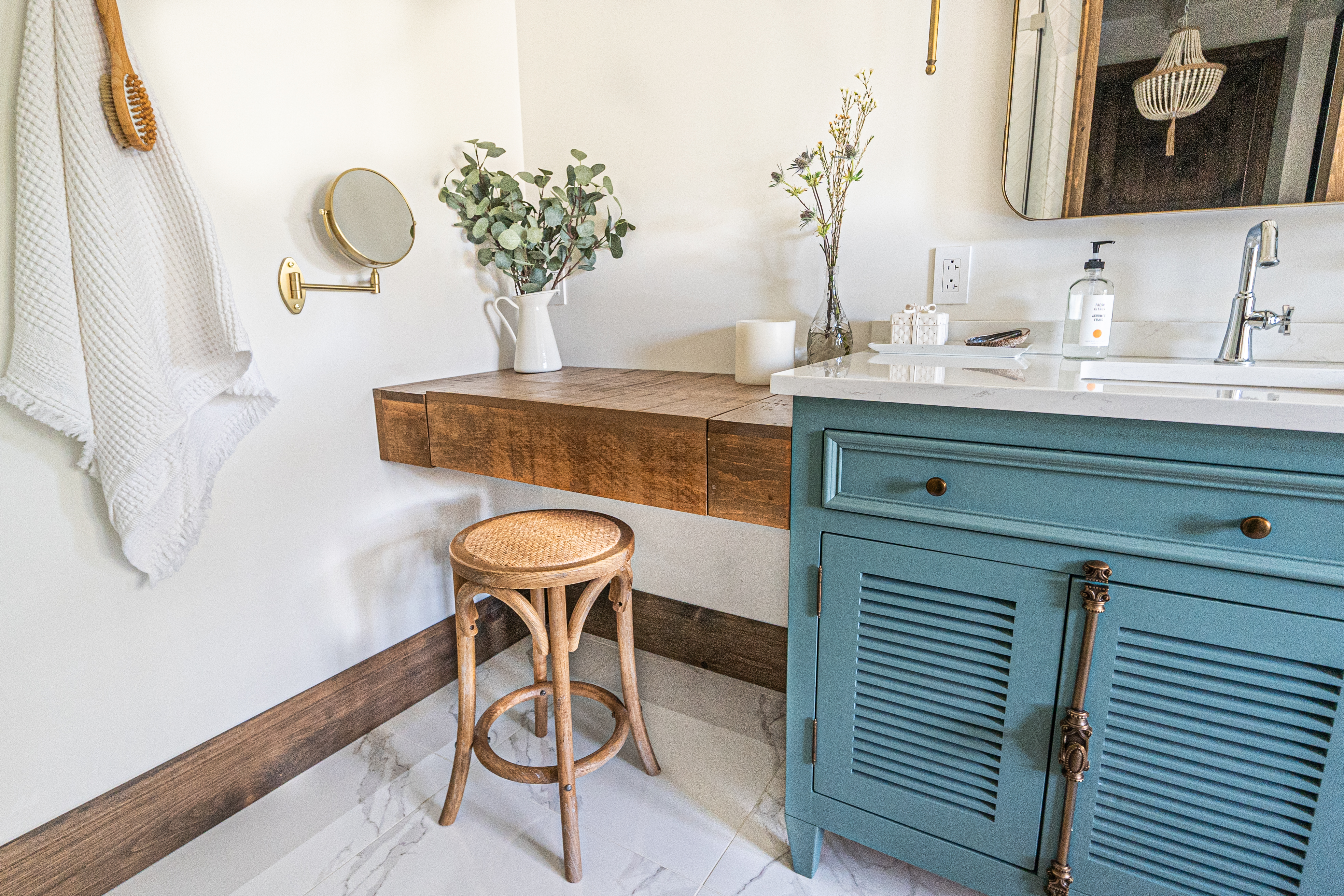 Salles de bain intemporelles avec rangements secrets