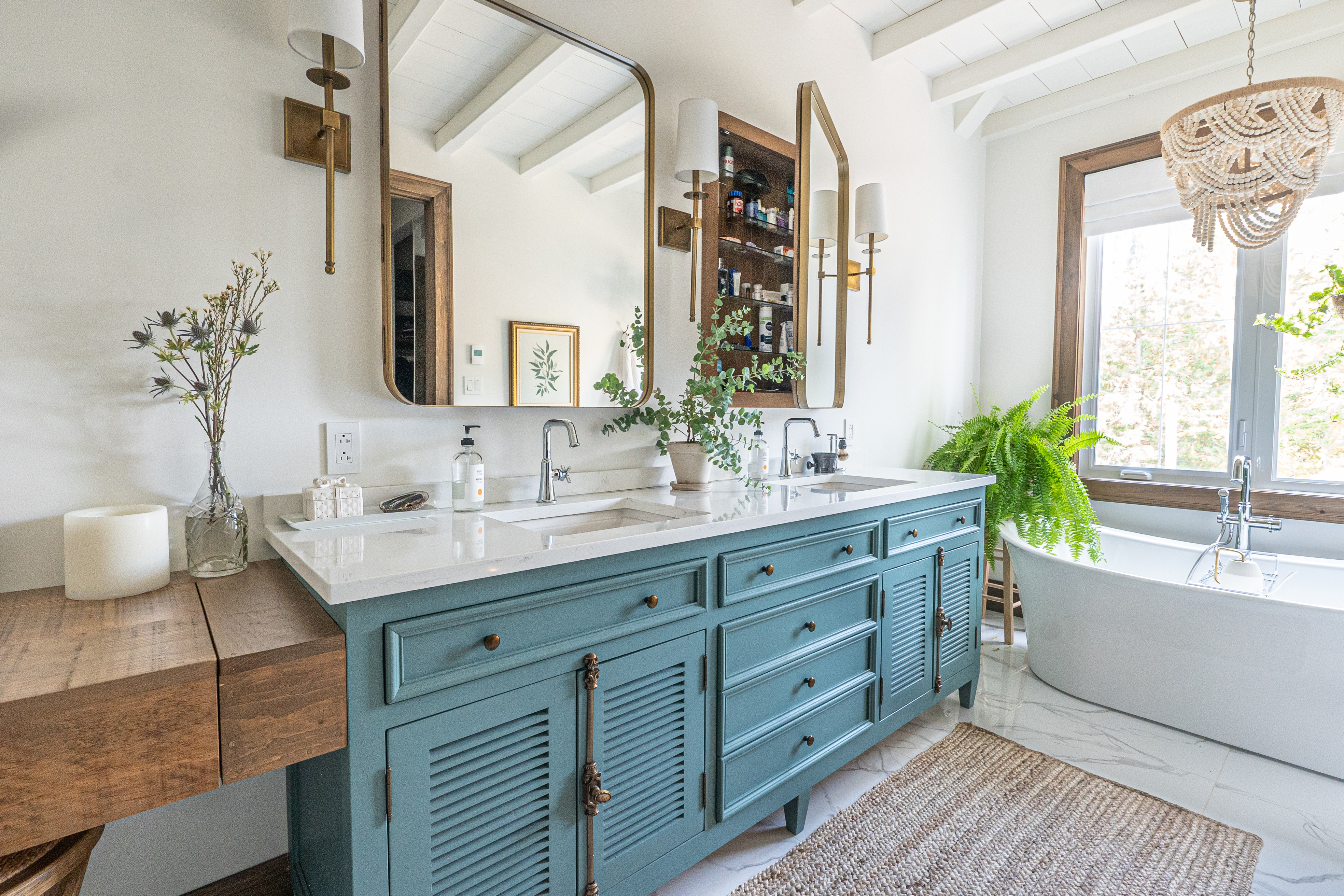 Salles de bain intemporelles avec rangements secrets