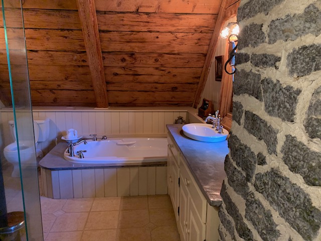 Vanité en bois antique l'Acadie