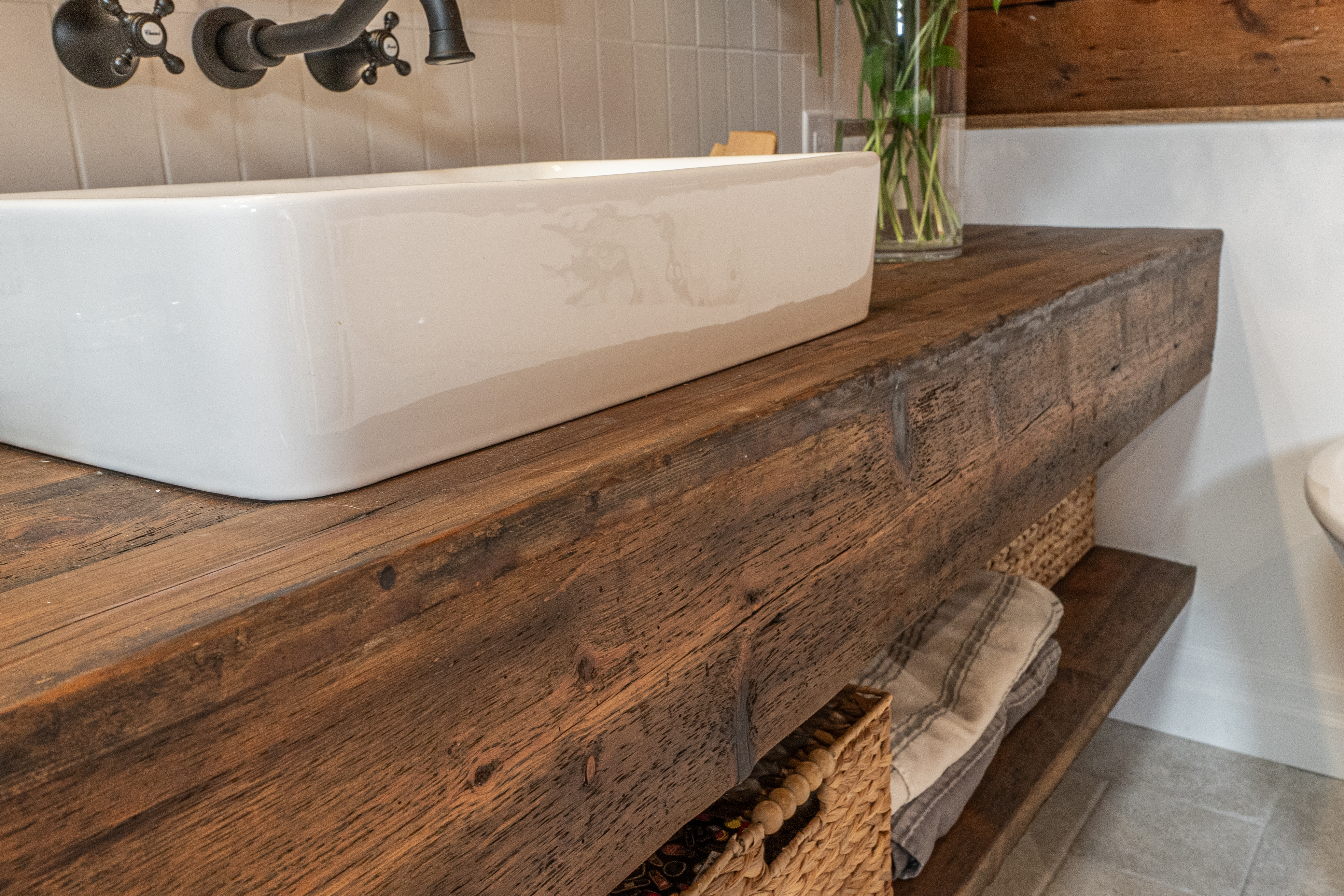 Vanité en bois antique l'Acadie